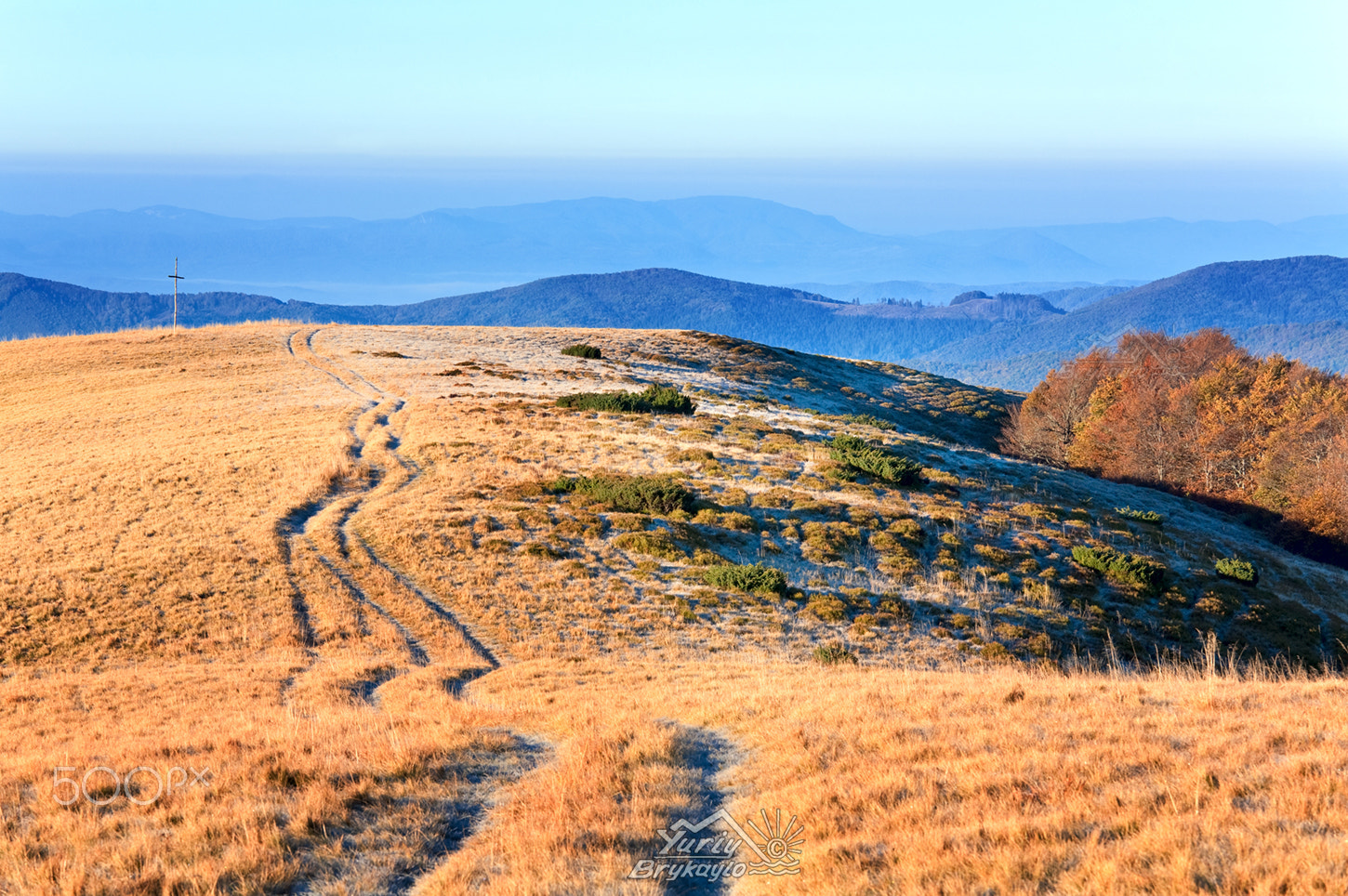 Canon EOS 5D + Canon EF 70-200mm F4L IS USM sample photo. Morning autumn mountain road view and cross. photography