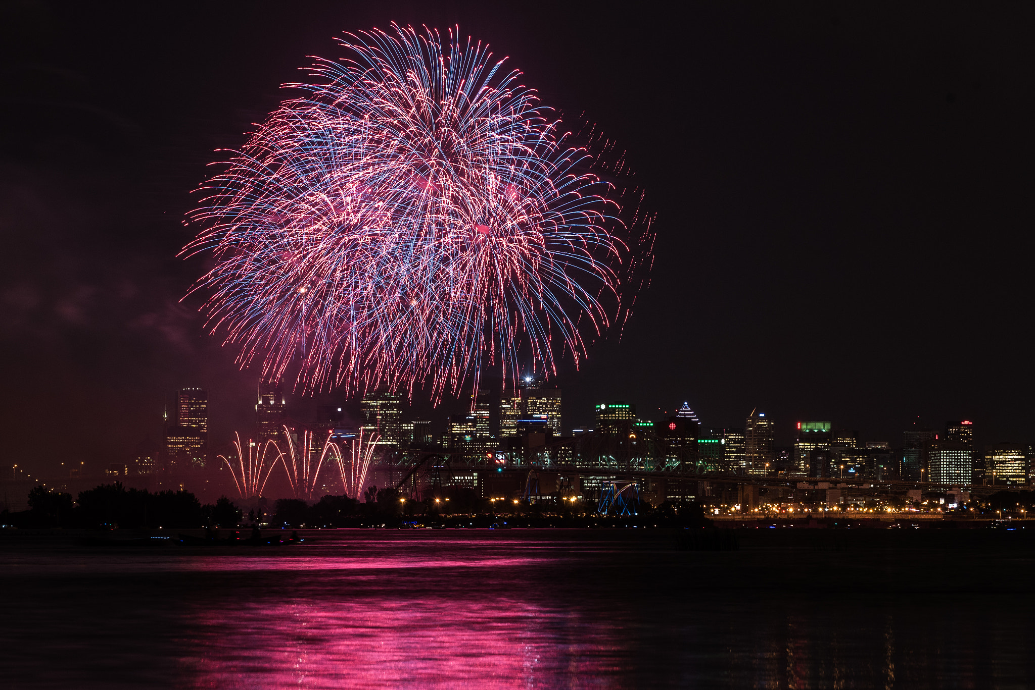 Nikon D750 + Nikon AF-S Nikkor 70-200mm F4G ED VR sample photo. Montreal fireworks photography