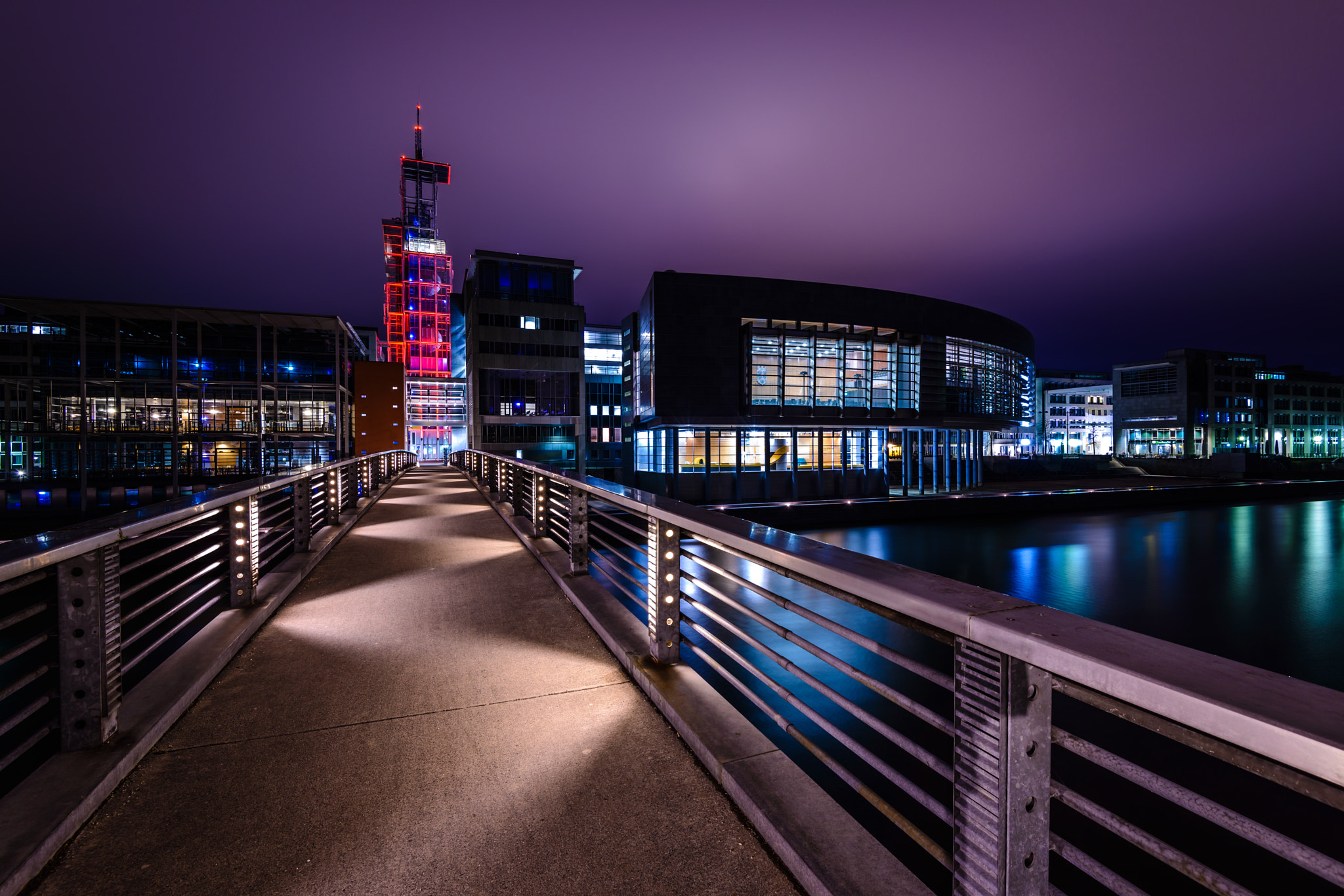 Nikon D800 + Nikon AF-S Nikkor 16-35mm F4G ED VR sample photo. Klangturm bei nacht photography