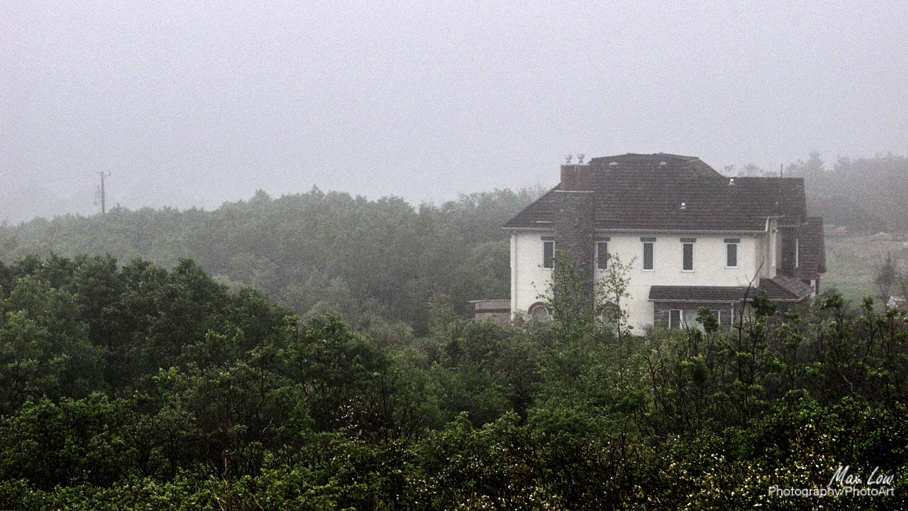 Olympus E-10 sample photo. House in the fog photography