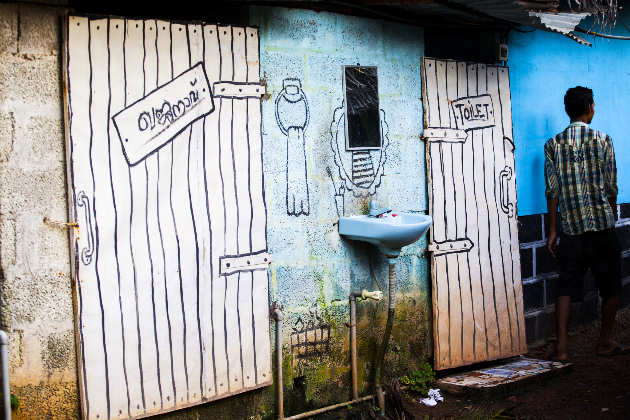 Canon EF 70-200mm F4L USM sample photo. Toilet photography