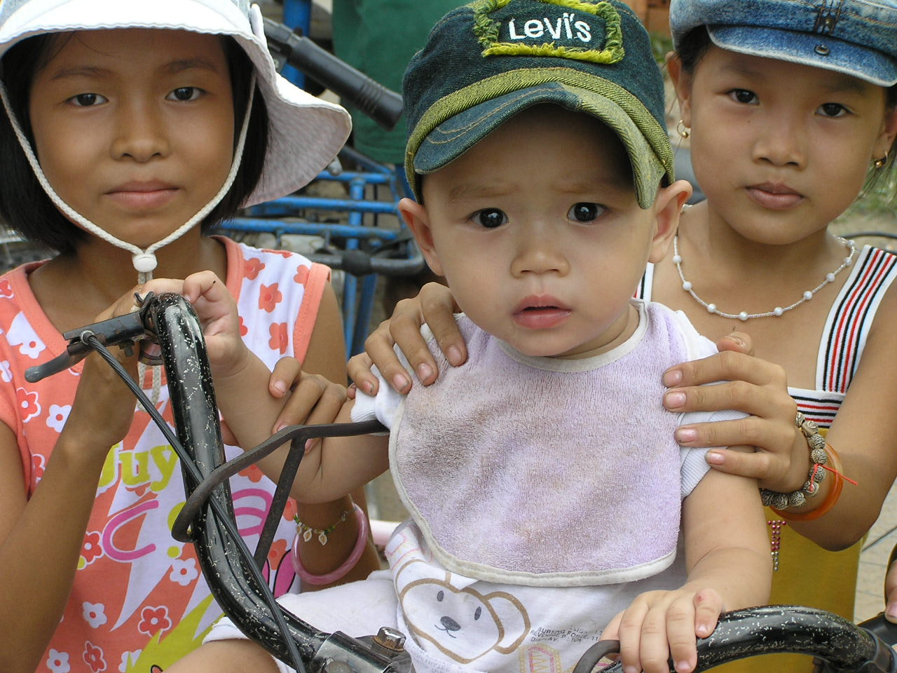 Olympus C765UZ sample photo. Vietnamies children photography