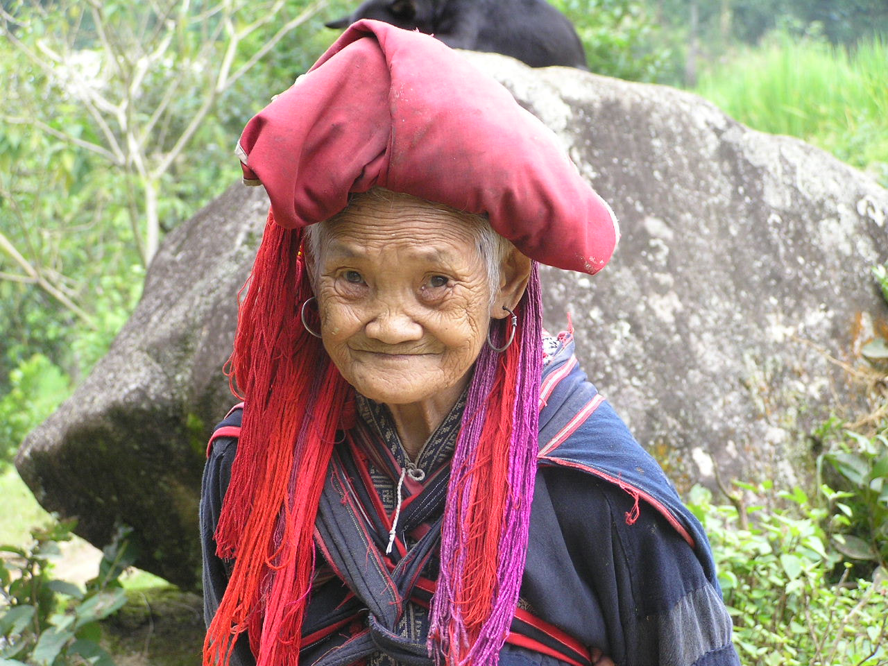 Olympus C765UZ sample photo. Old lady vietnam photography