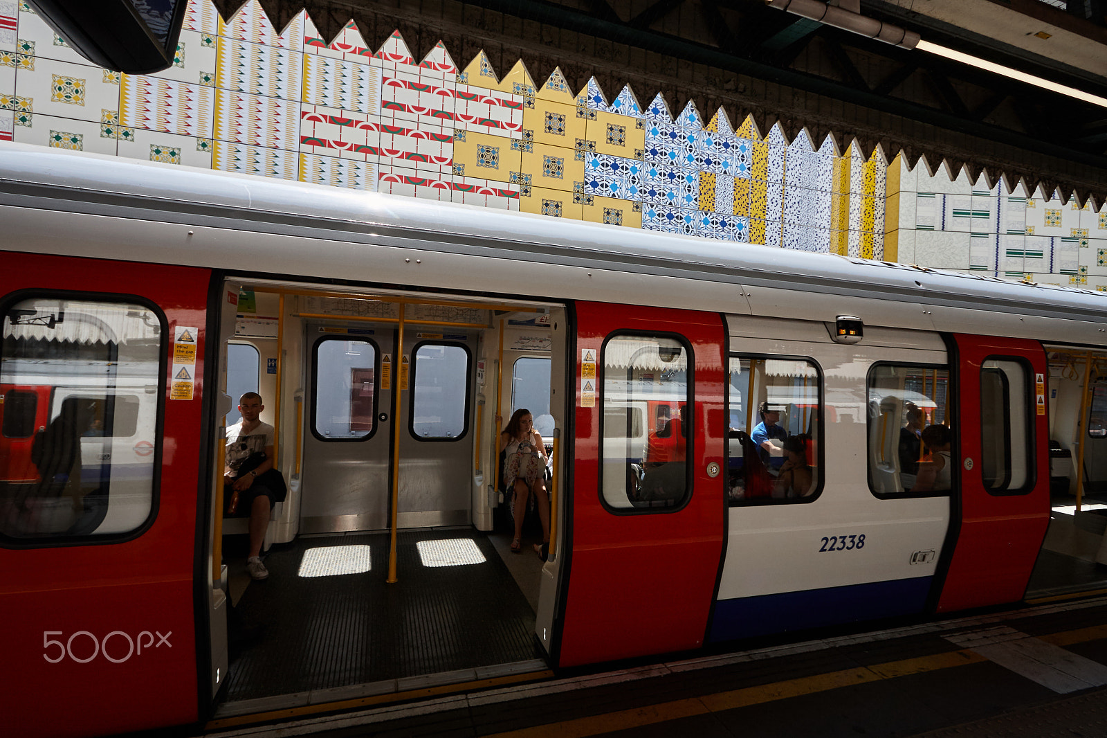 Canon EF-S 10-22mm F3.5-4.5 USM sample photo. Img. underground station photography