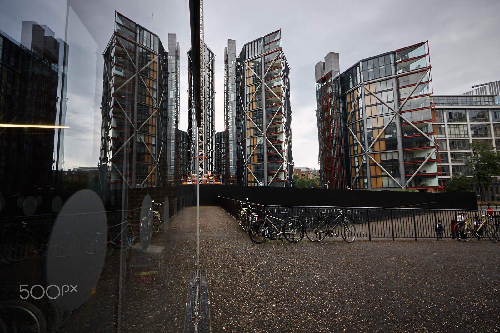 Canon EOS 40D + Canon EF-S 10-22mm F3.5-4.5 USM sample photo. Img outside tate modern photography