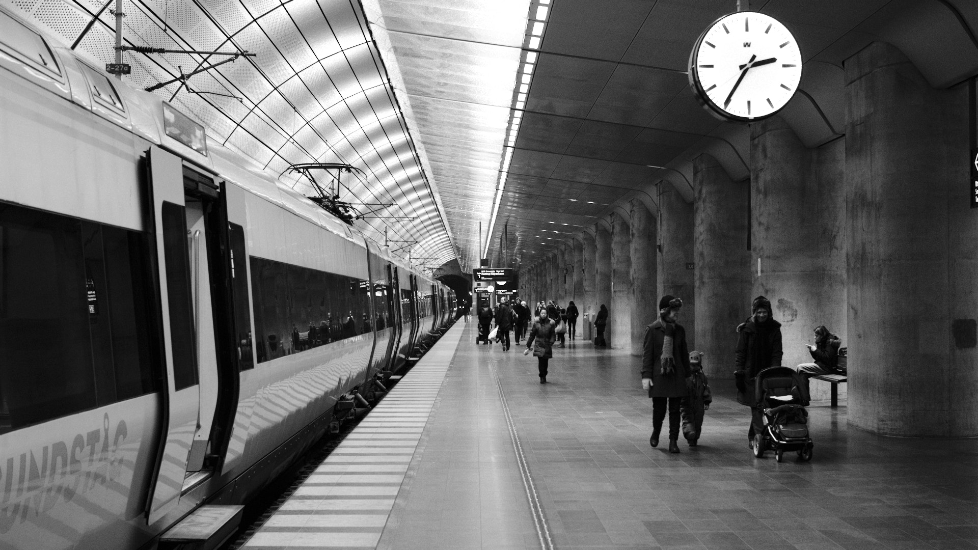 Nikon D200 sample photo. Trainstation photography