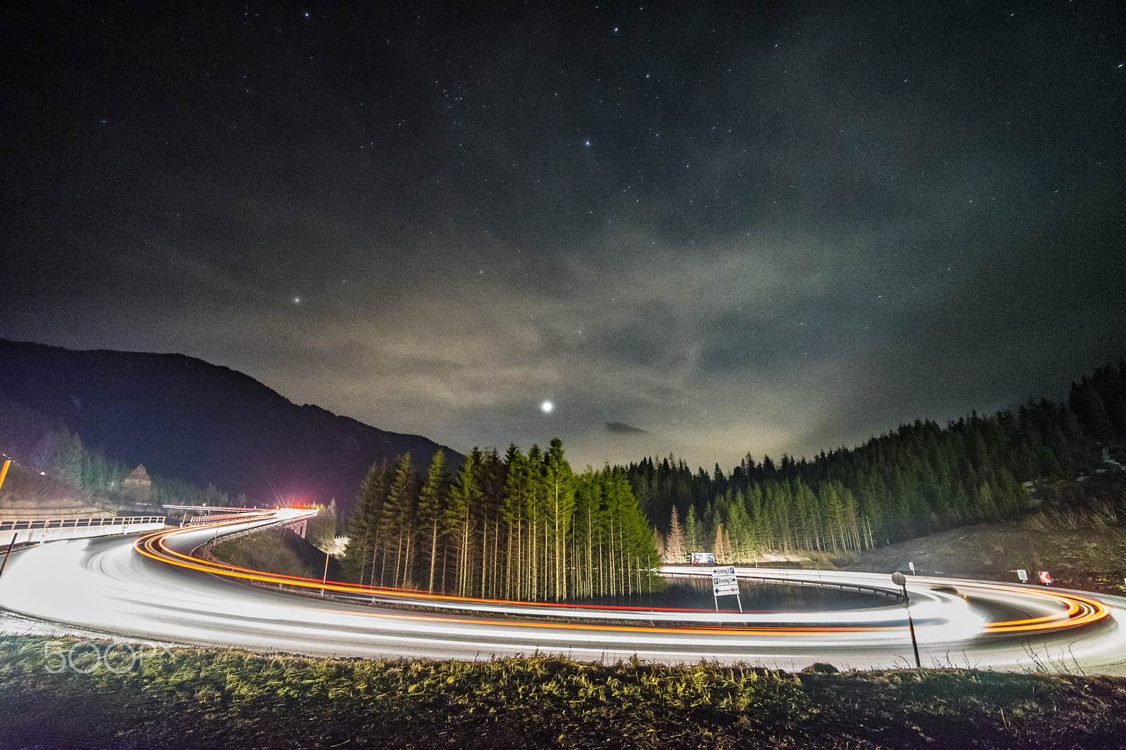 Sony a7 II + Voigtlander SUPER WIDE-HELIAR 15mm F4.5 III sample photo. Busy night road photography