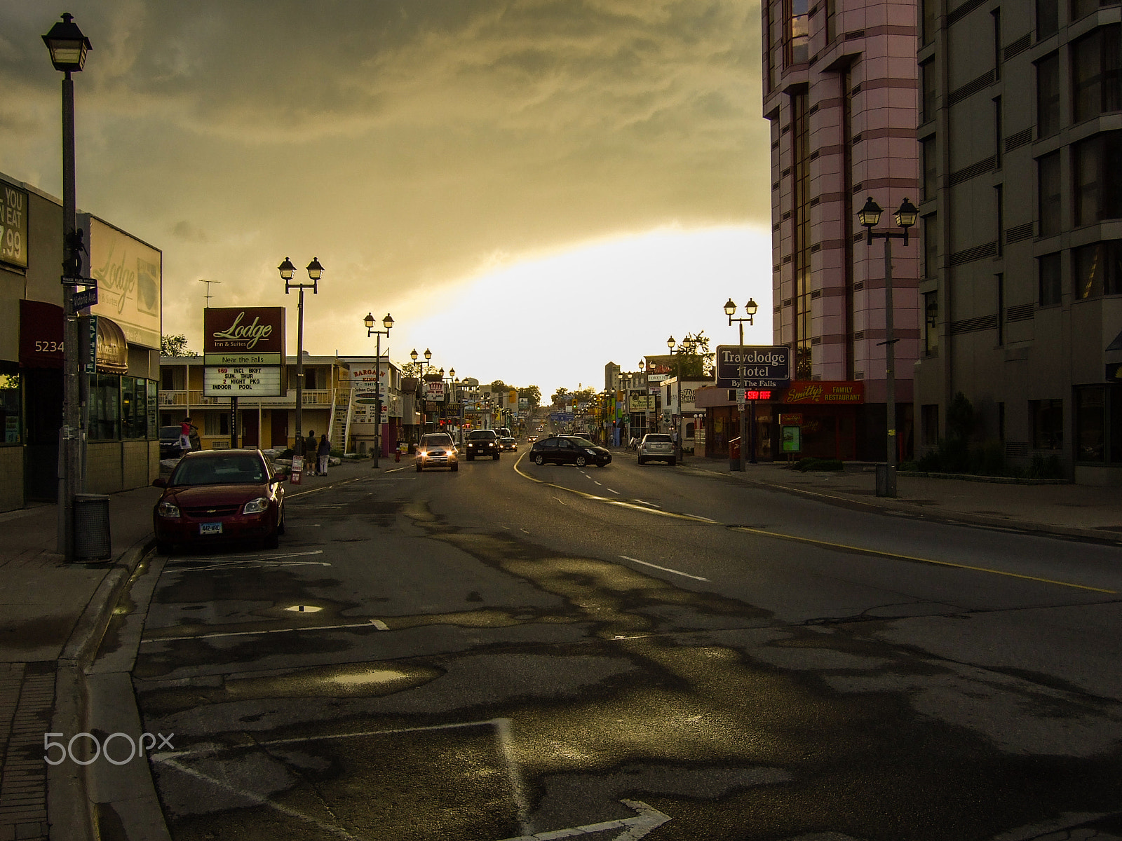 Fujifilm FinePix F31fd sample photo. Golden street photography