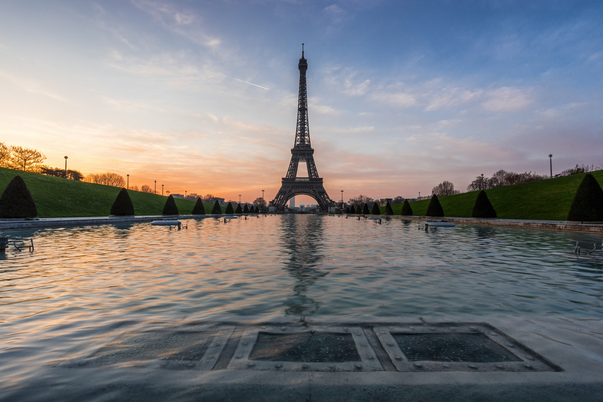 Sony a7 + Sony Vario-Tessar T* FE 16-35mm F4 ZA OSS sample photo. Sunrise at the eiffel tower in paris, france photography