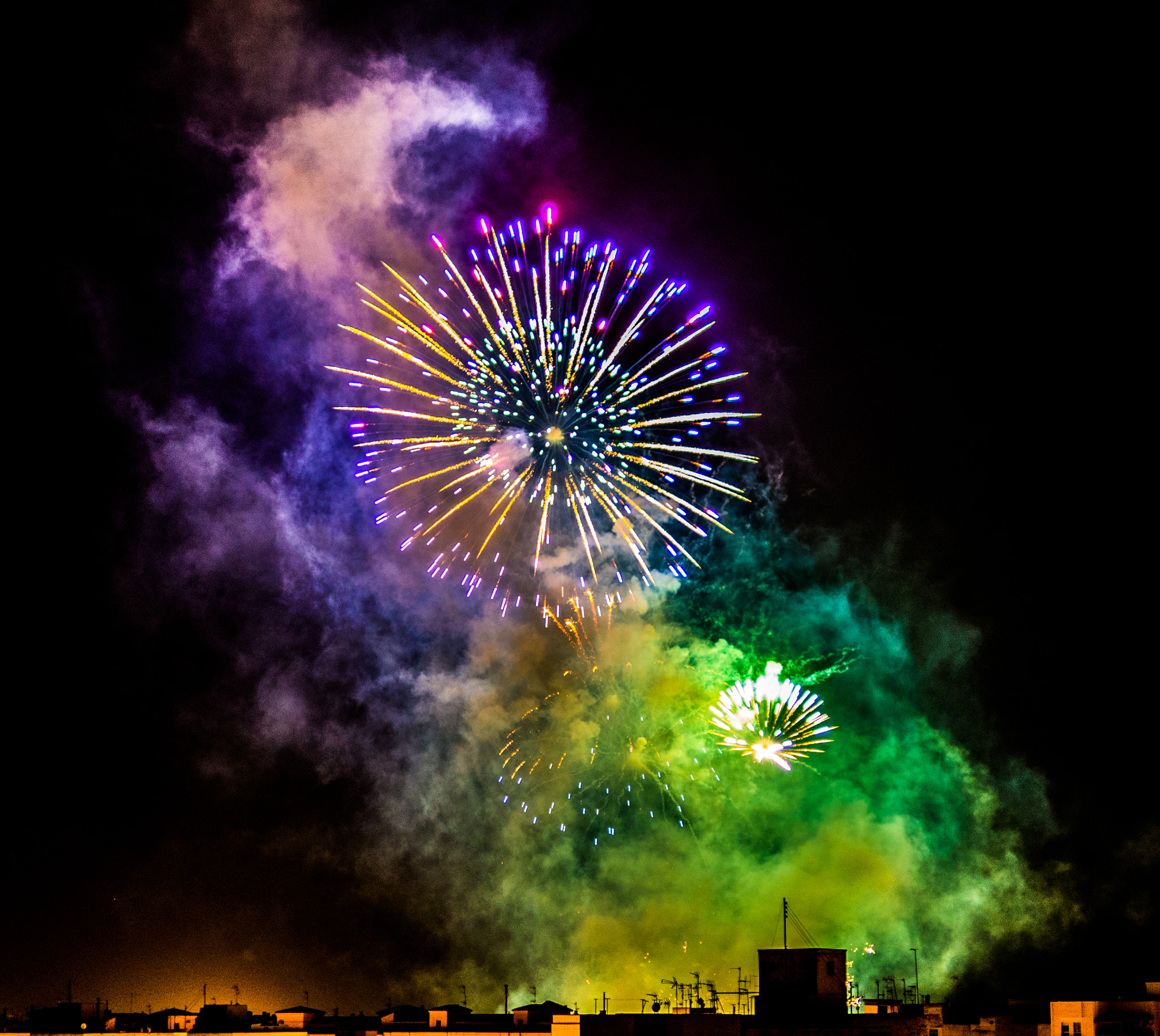 Olympus OM-D E-M10 II + Panasonic Leica DG Summilux 25mm F1.4 II ASPH sample photo. Fireworks photography