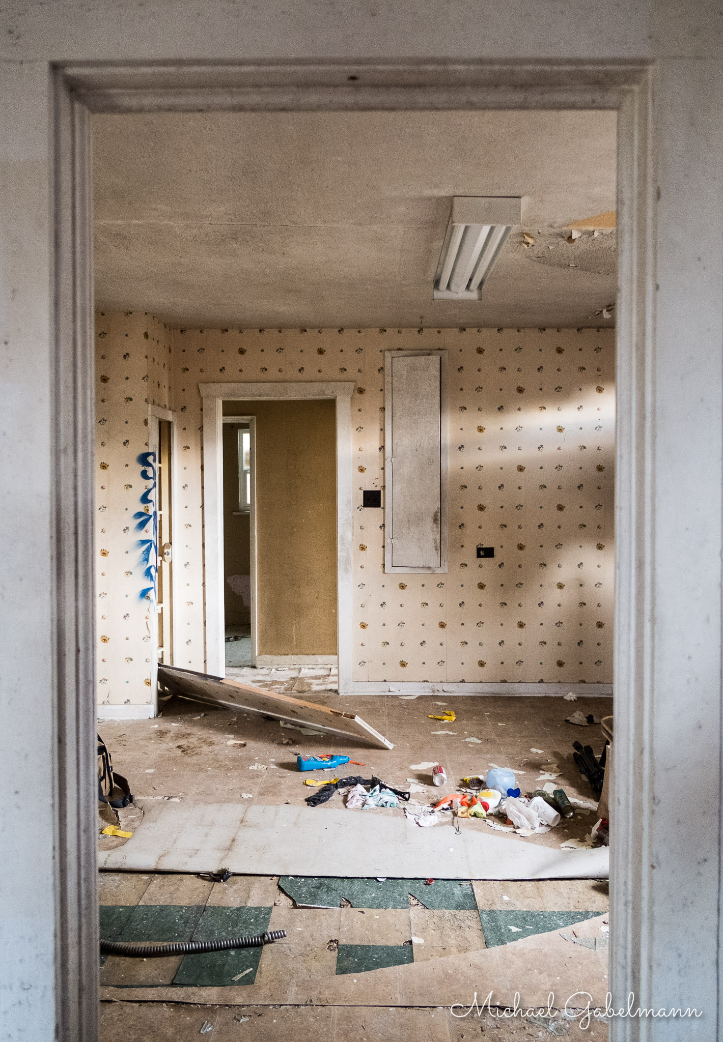 Fujifilm X-E1 + Fujifilm XF 18-55mm F2.8-4 R LM OIS sample photo. Doorway photography
