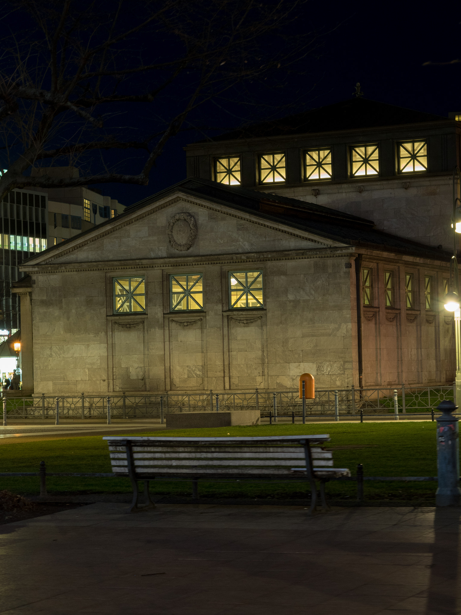 Olympus OM-D E-M5 II + Olympus M.Zuiko Digital 45mm F1.8 sample photo. Wittenbergplatz in the dark photography
