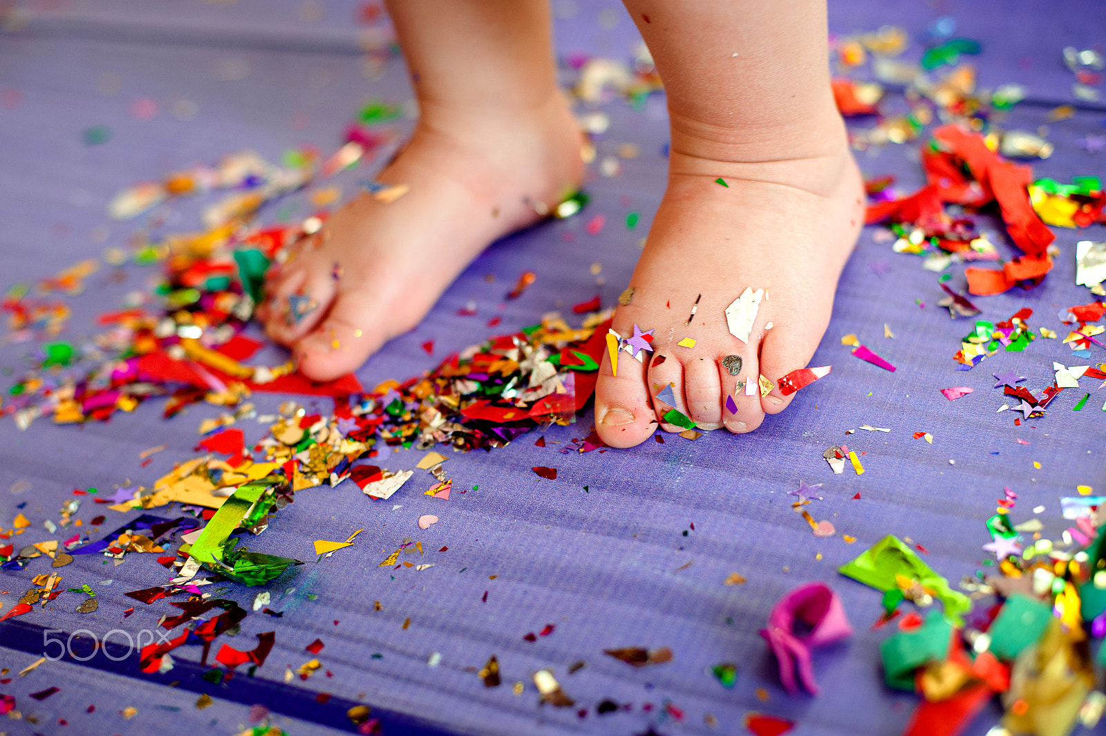 Nikon D700 + Nikon AF Nikkor 50mm F1.4D sample photo. Children's birthday party. bare feet are on the floor with confetti photography