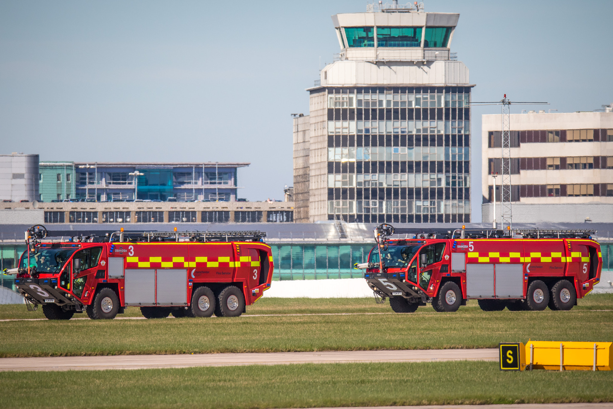 Canon EOS 7D Mark II sample photo. Manchester airport fire service oshkosh strikers photography