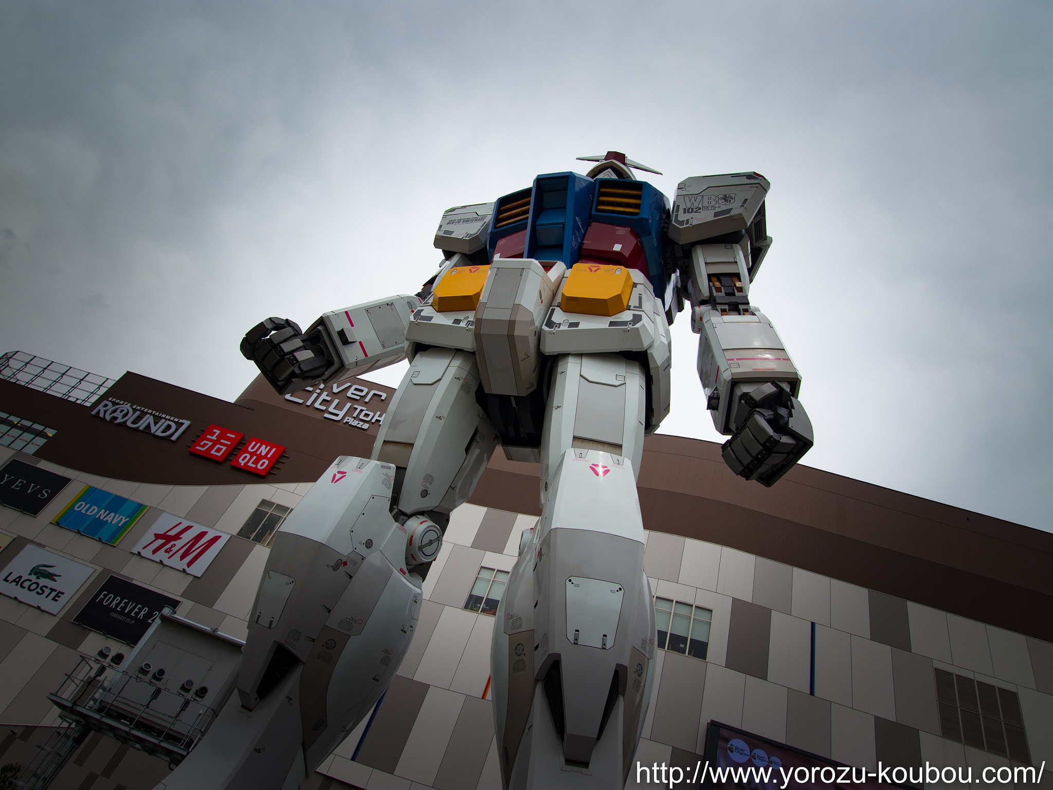 Panasonic Lumix DMC-GH2 + OLYMPUS DIGITAL 11-22mm Lens sample photo. Gundam photography