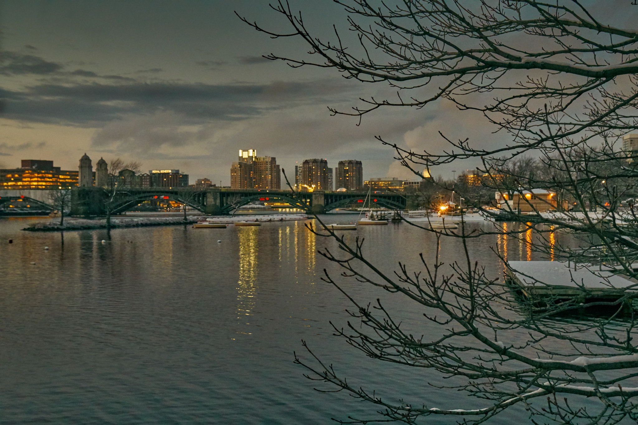 Sony a6300 + Sony Vario-Tessar T* E 16-70mm F4 ZA OSS sample photo. Sunset over charles river photography