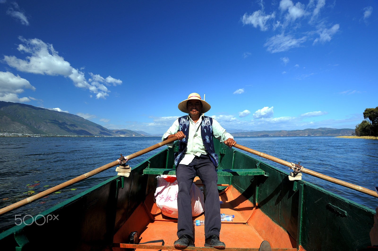 Nikon D700 + Nikon AF-S Nikkor 17-35mm F2.8D ED-IF sample photo. Chinese fisherman photography