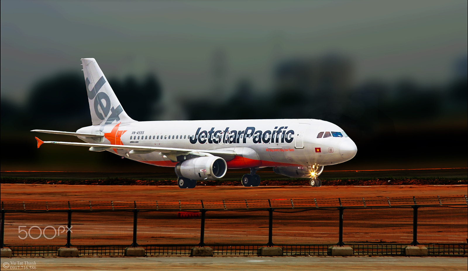 Canon EOS 5D + Canon EF 70-200mm F2.8L USM sample photo. Airbus a320-jetstar pacific photography