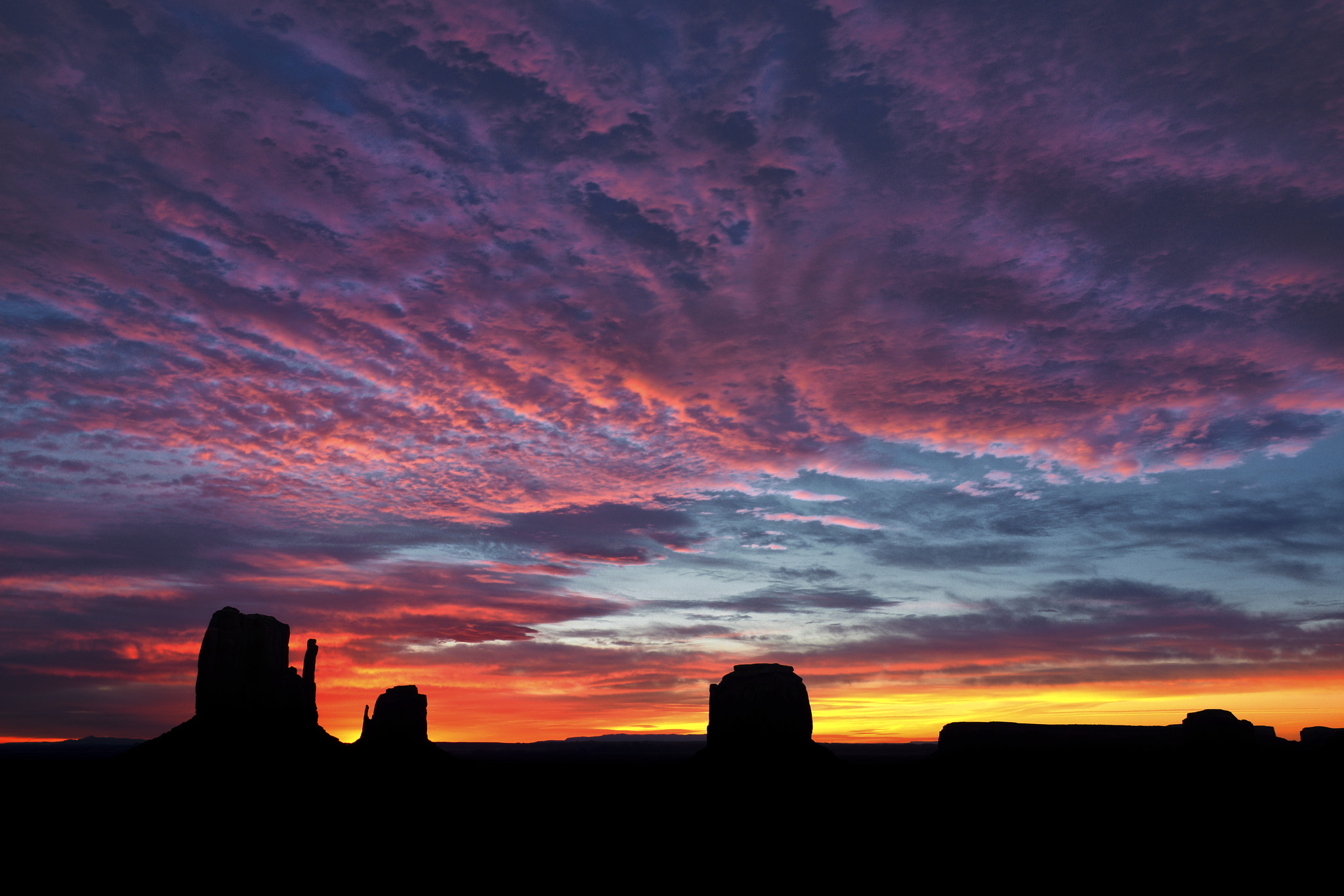 Olympus OM-D E-M5 II + Olympus M.Zuiko Digital ED 12-40mm F2.8 Pro sample photo. Sunrise monument valley photography