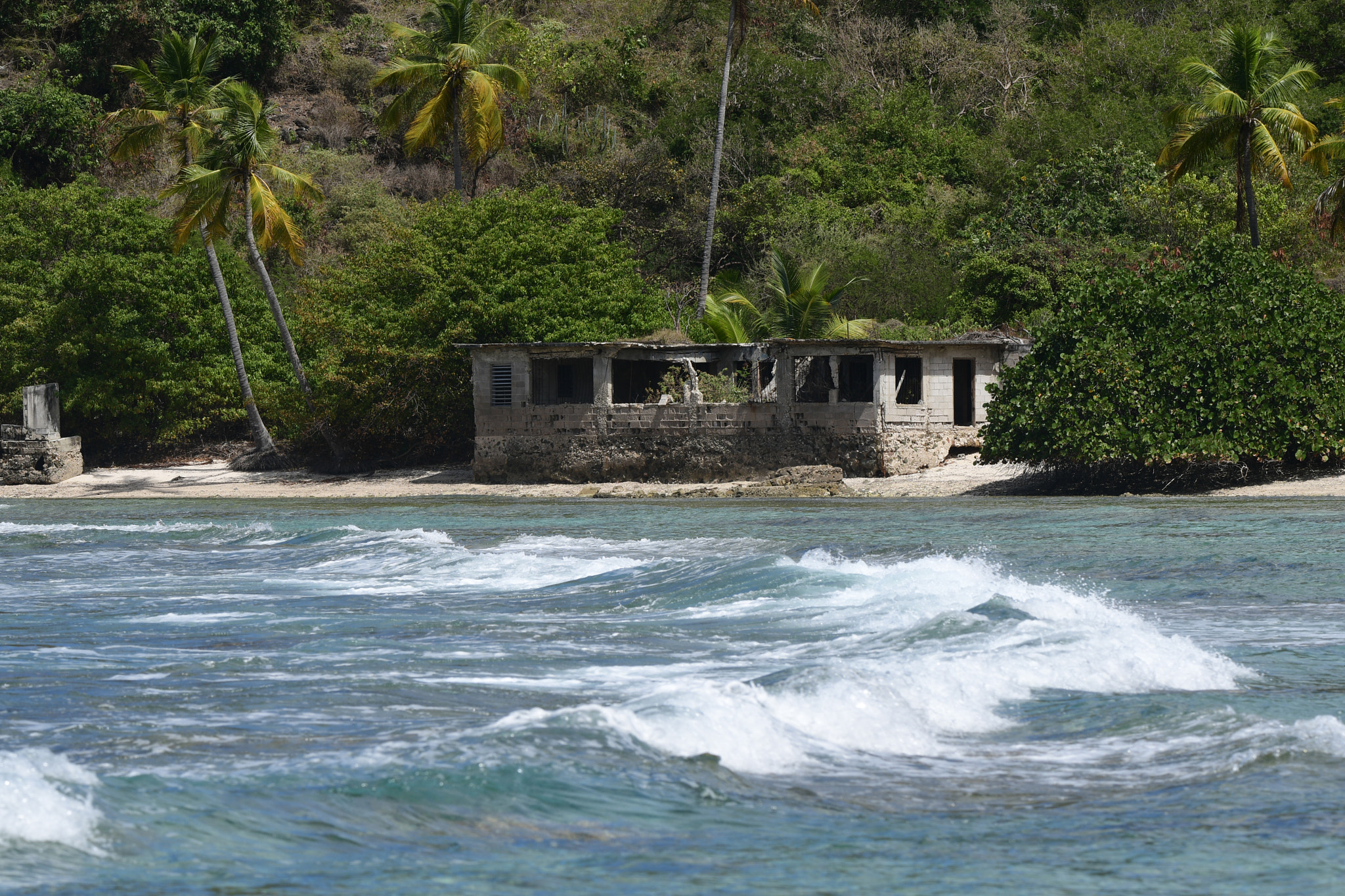 Nikon D500 sample photo. Abandoned house on beach photography