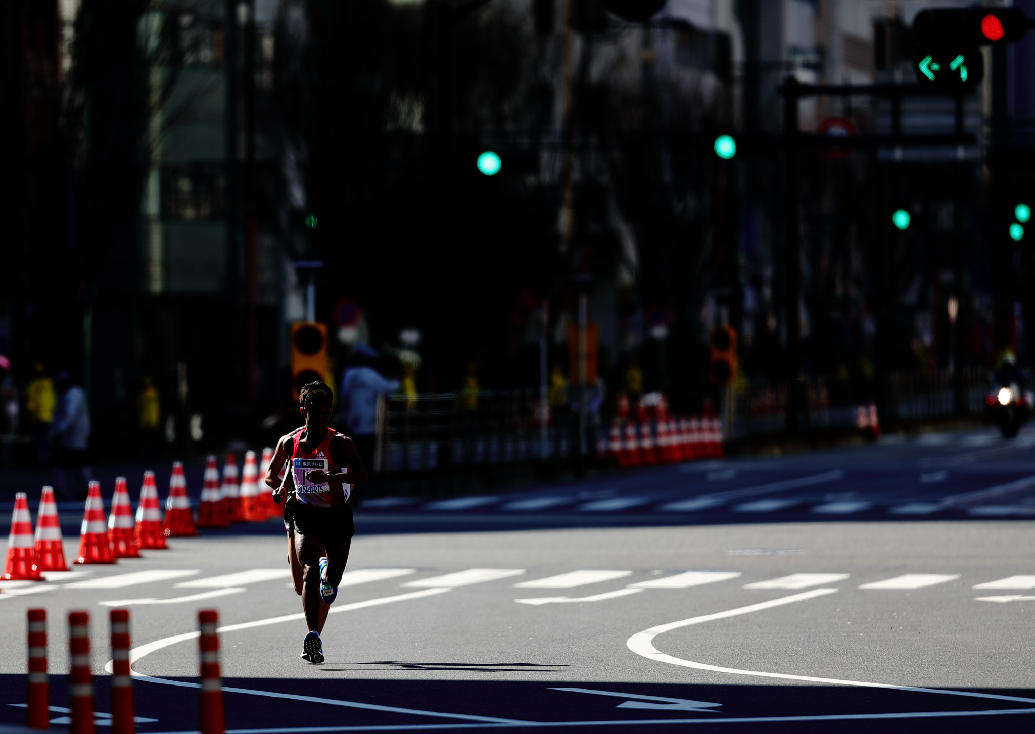 Canon EF 300mm F2.8L IS II USM sample photo. Run in the city photography
