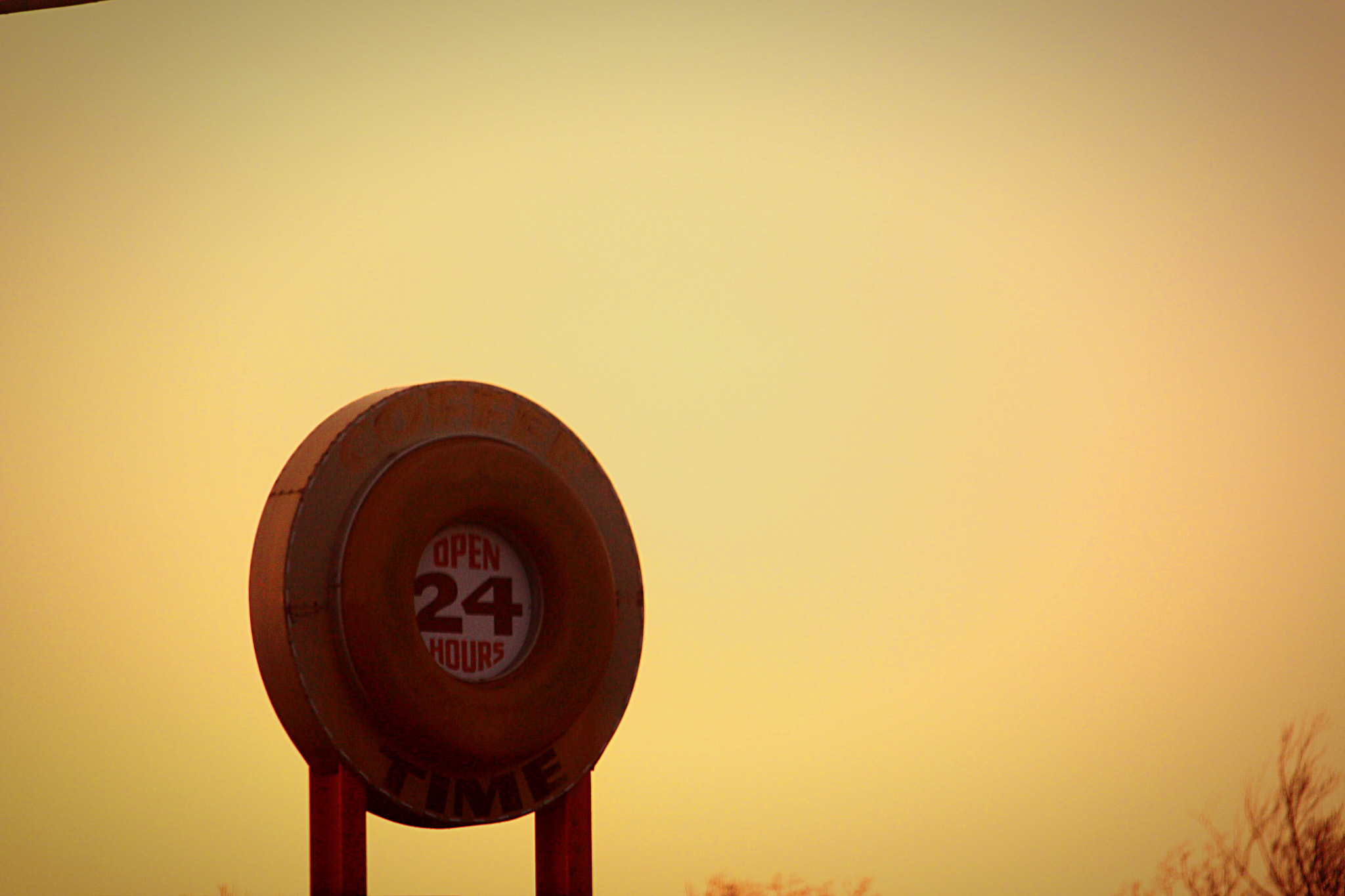 Canon EF-S 55-250mm F4-5.6 IS STM sample photo. An old donut shop sign, it's across the street from my house photography