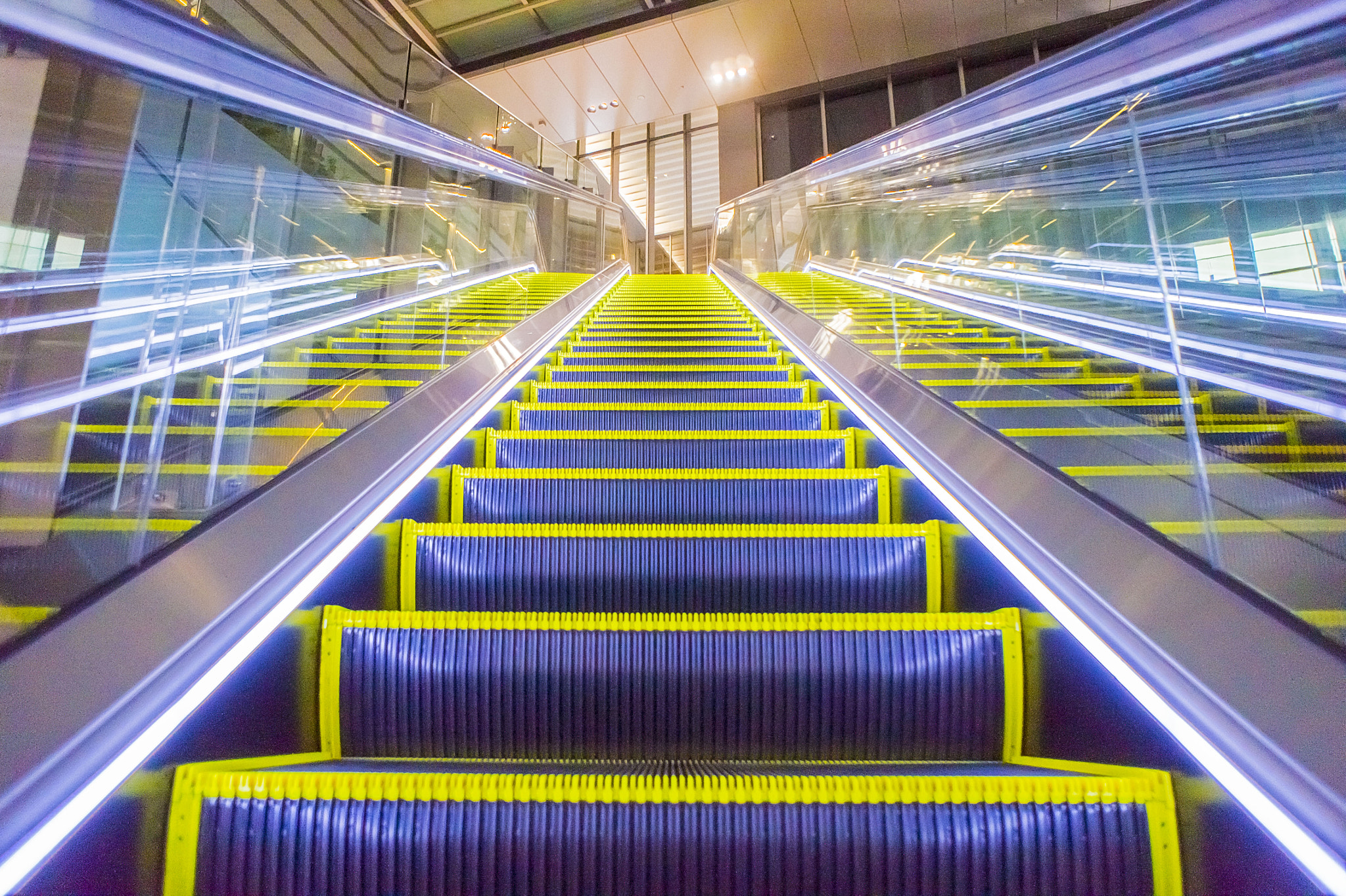 Sony Alpha NEX-5 + Sony E 16mm F2.8 sample photo. 【 japan material 】nagoya : escalator photography