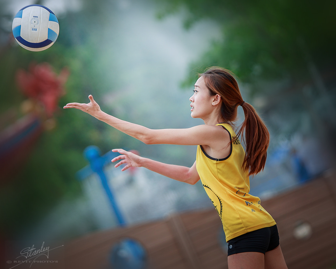 Canon EF 70-200mm F2.8L IS USM sample photo. Beach volleyball at sentosa beach photography