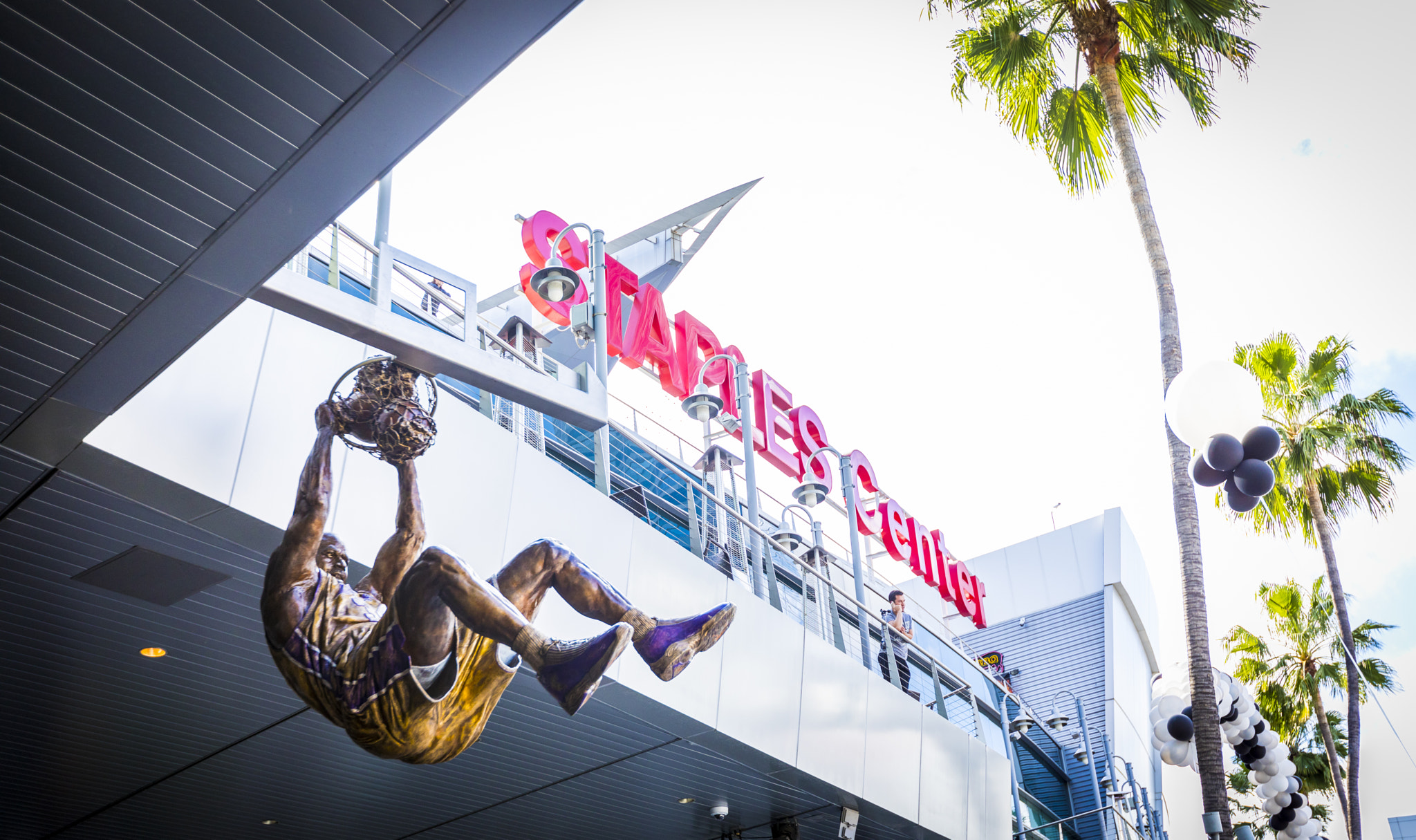 Canon EOS 5D Mark IV sample photo. Shaq statue at staples center photography