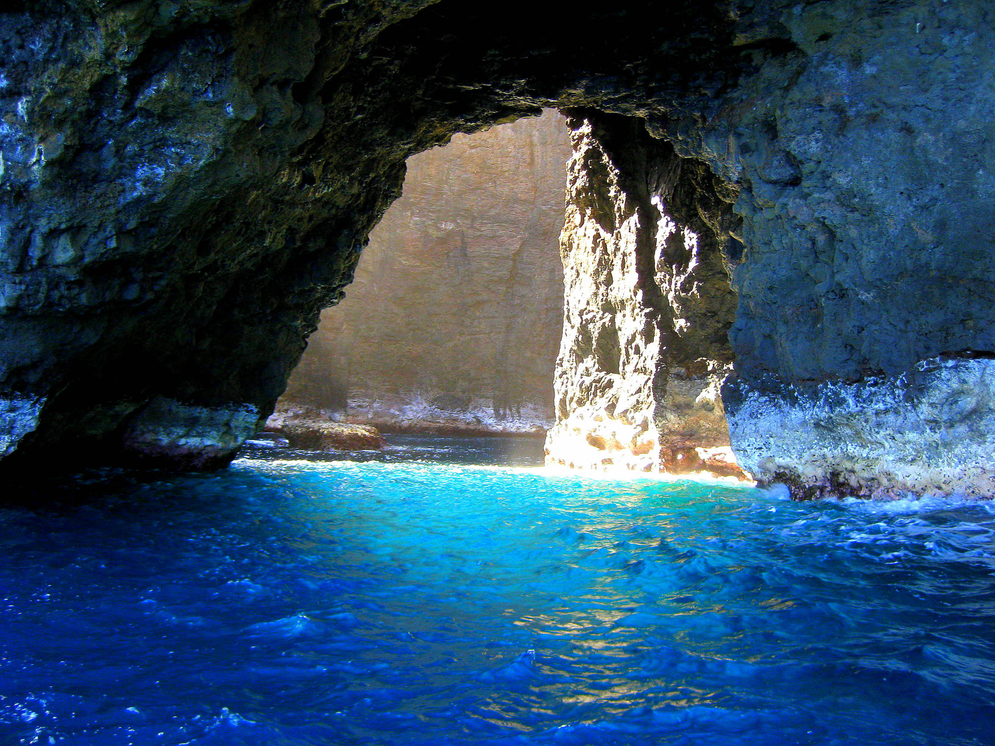 Canon PowerShot SD1100 IS (Digital IXUS 80 IS / IXY Digital 20 IS) sample photo. Na pali sea cave photography