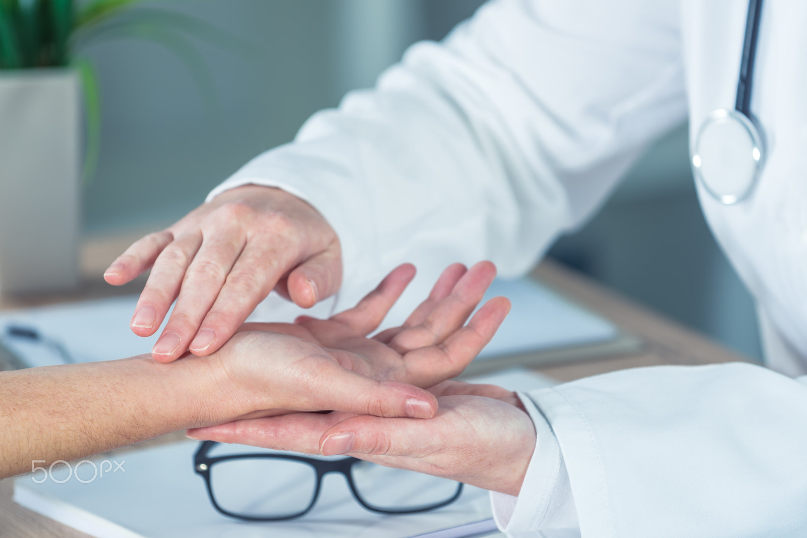 Nikon D810 + Nikon AF-S Nikkor 70-200mm F4G ED VR sample photo. Female patient at orthopedic doctor medical exam for wrist injur photography