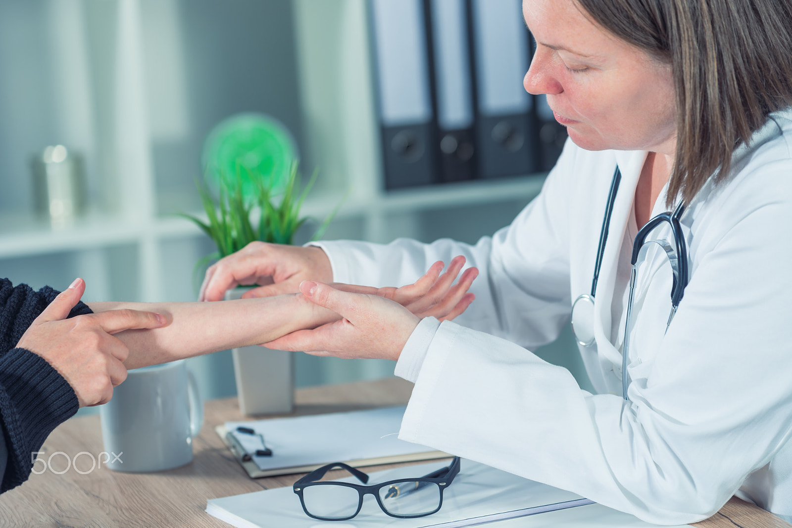 Nikon D810 + Nikon AF-S Nikkor 70-200mm F4G ED VR sample photo. Female patient at orthopedic doctor medical exam for wrist injur photography