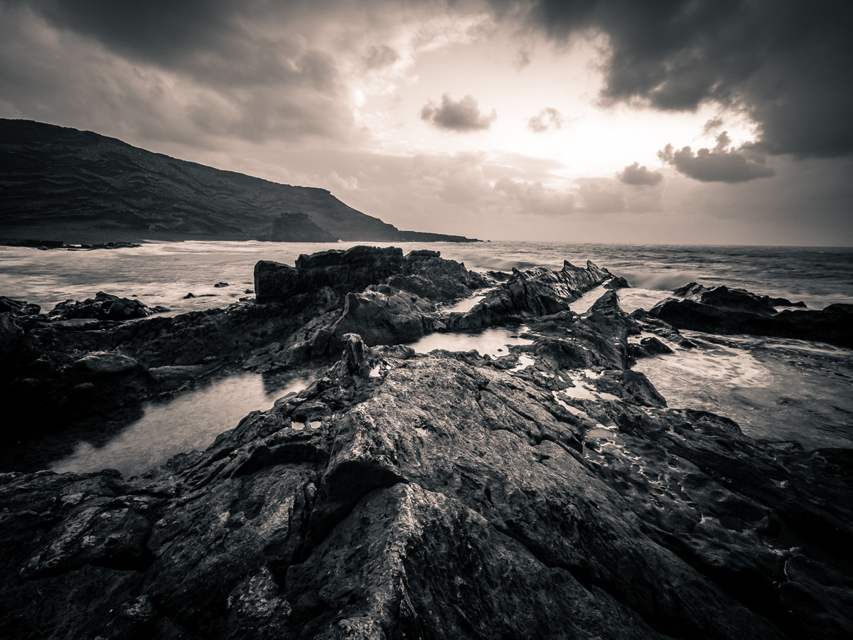 Olympus OM-D E-M5 II + Olympus M.Zuiko Digital ED 7-14mm F2.8 PRO sample photo. El golfo - lanzarote photography