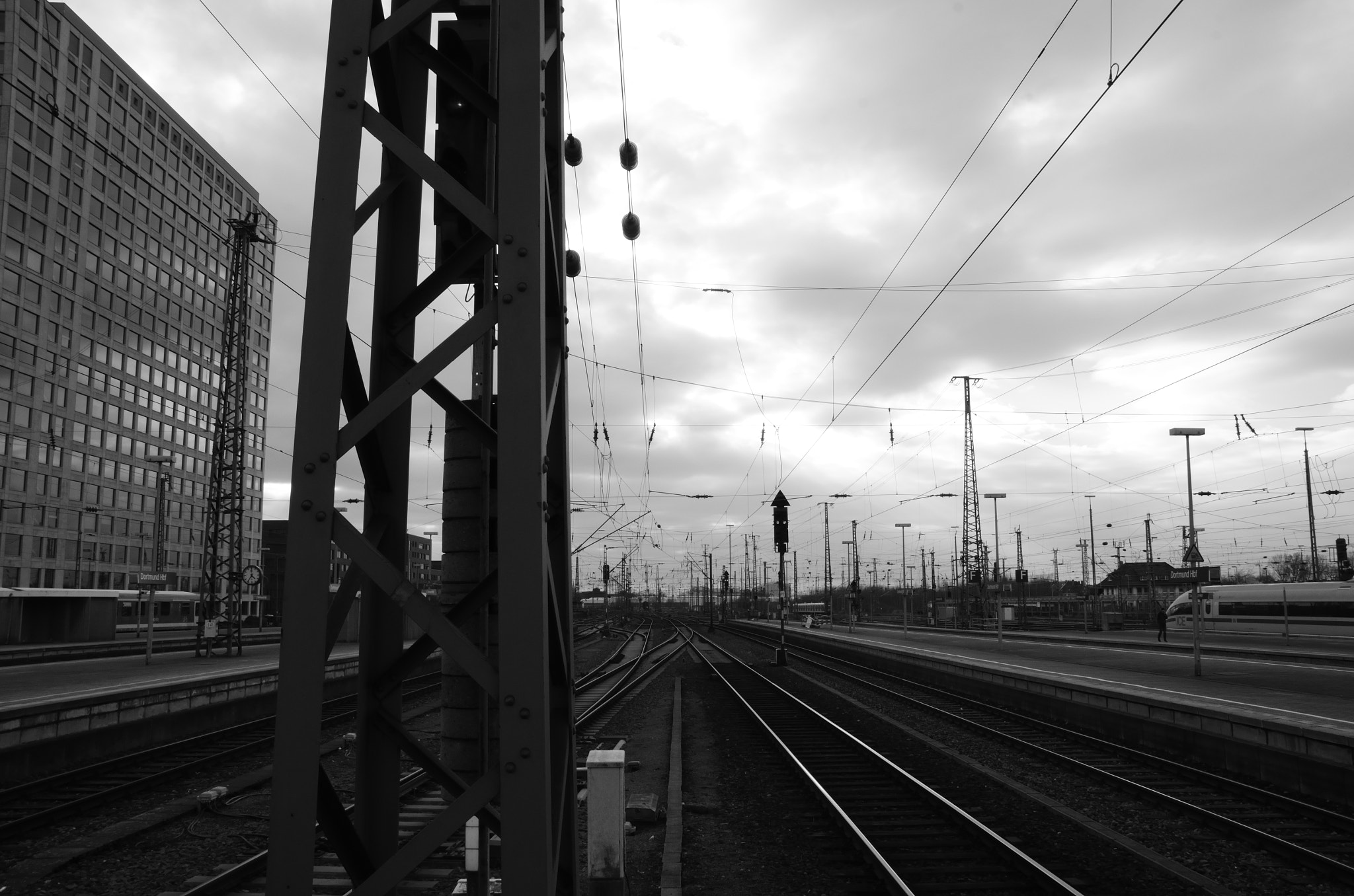 Sigma 18-250mm F3.5-6.3 DC Macro OS HSM sample photo. Railroad at mainstation dortmund photography