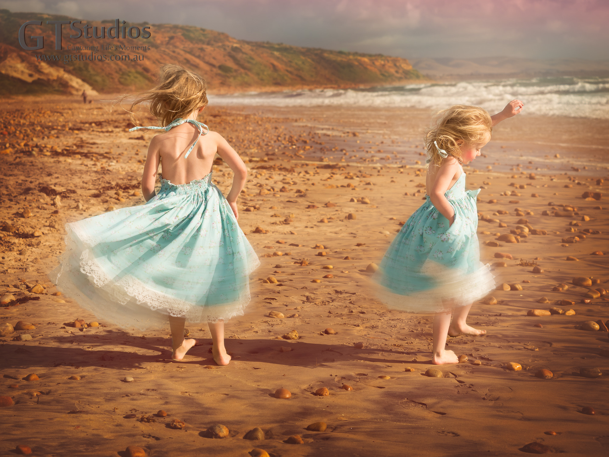 Olympus OM-D E-M5 II + Olympus M.Zuiko Digital ED 12-40mm F2.8 Pro sample photo. Girls on the beach photography