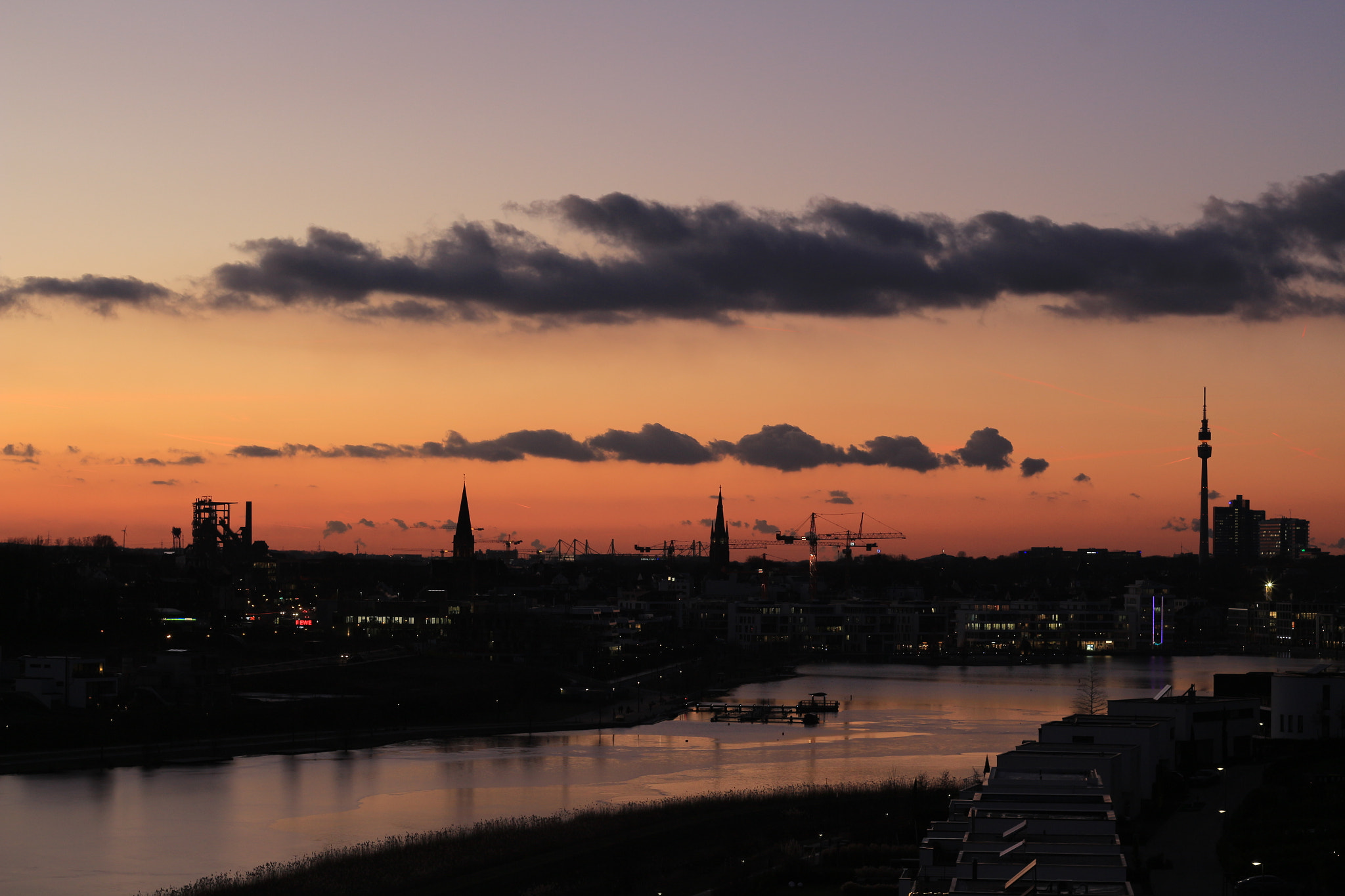 Canon EOS 700D (EOS Rebel T5i / EOS Kiss X7i) + Canon EF 50mm f/1.8 sample photo. Phönixsee skyline photography