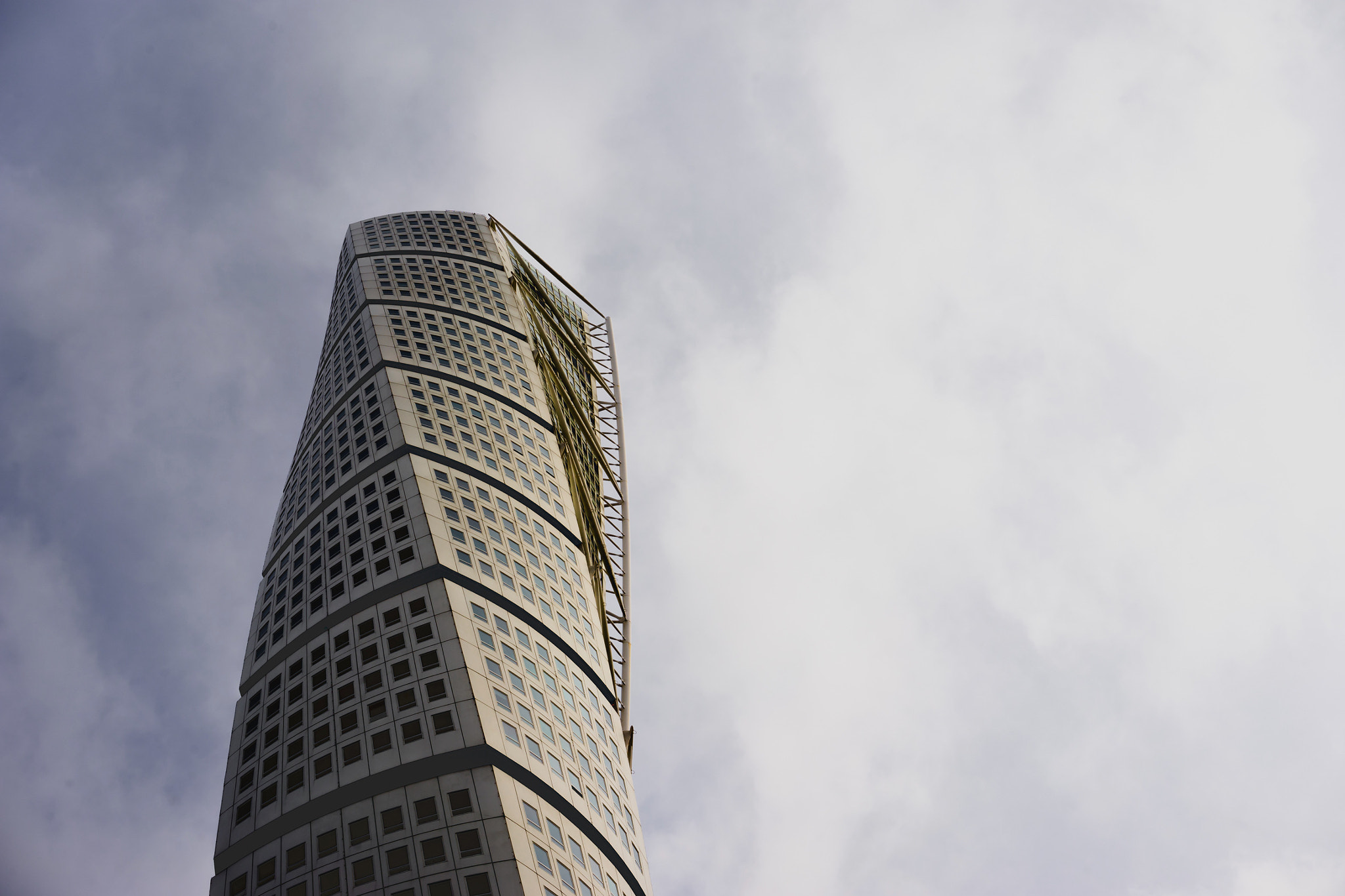 Sony a7 II + Sony Sonnar T* FE 35mm F2.8 ZA sample photo. Sky high photography