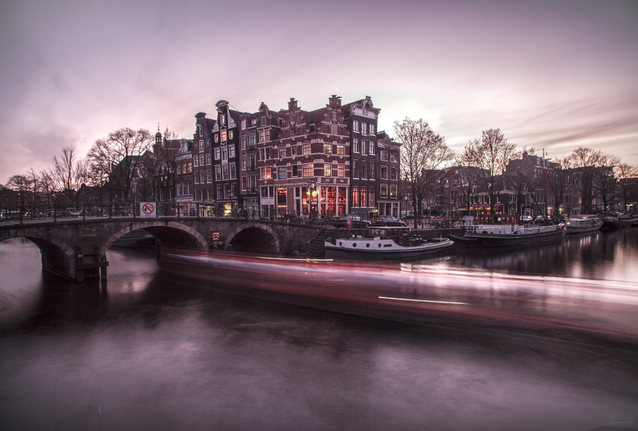 Canon EOS 5D Mark II + Sigma 20mm EX f/1.8 sample photo. 10 second of amsterdam photography
