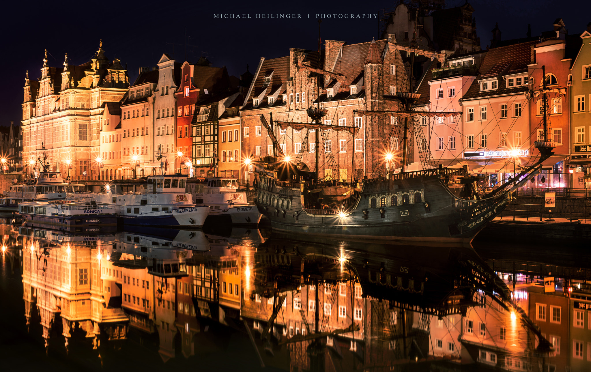 Nikon D810 + Nikon AF-S Nikkor 50mm F1.8G sample photo. Gdansk at night photography