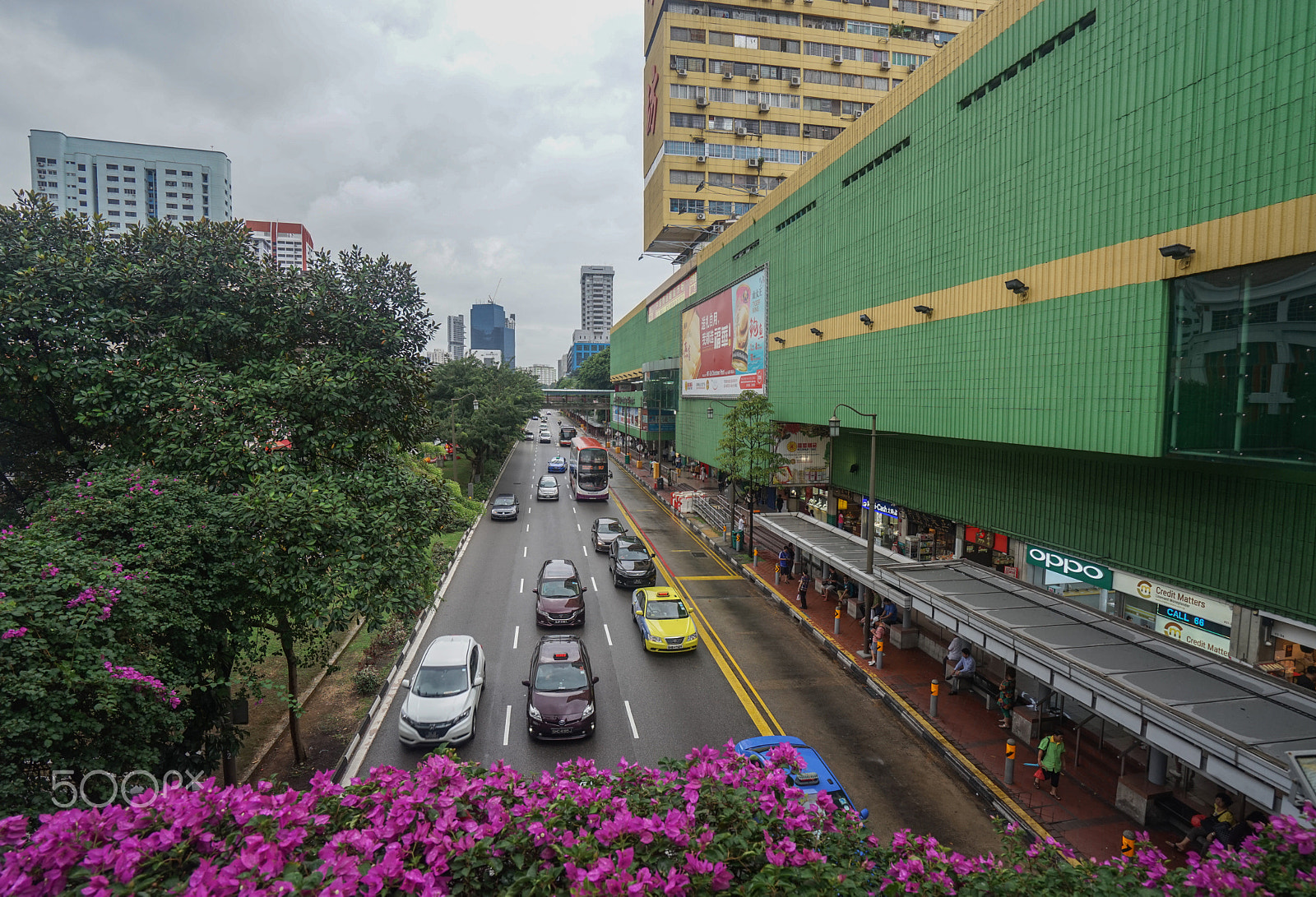 Sony a7 + Sony Vario-Tessar T* FE 16-35mm F4 ZA OSS sample photo. Street traffic in singapore photography