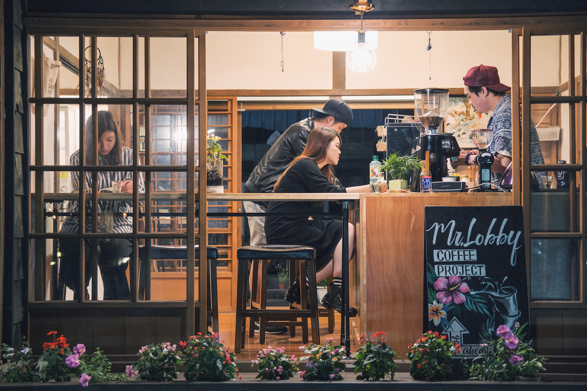 Canon EF-S 17-55mm F2.8 IS USM sample photo. Coffee shop photography