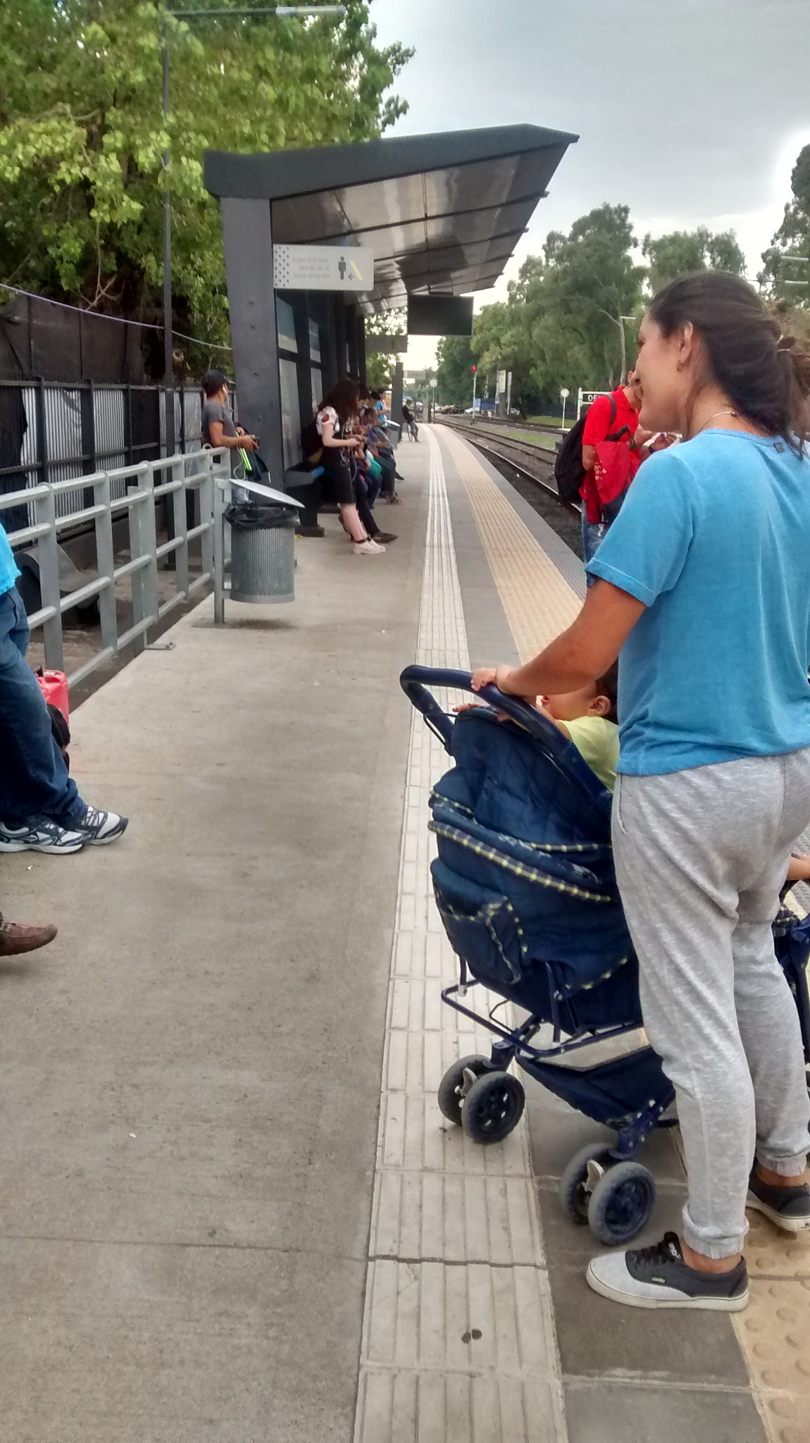 Motorola XT1032 sample photo. Waiting for the train photography