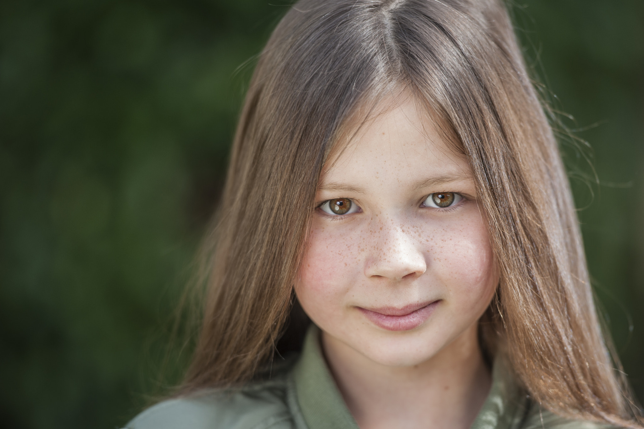 Nikon AF-S Nikkor 70-200mm F2.8G ED VR II sample photo. Little girl with freckles photography
