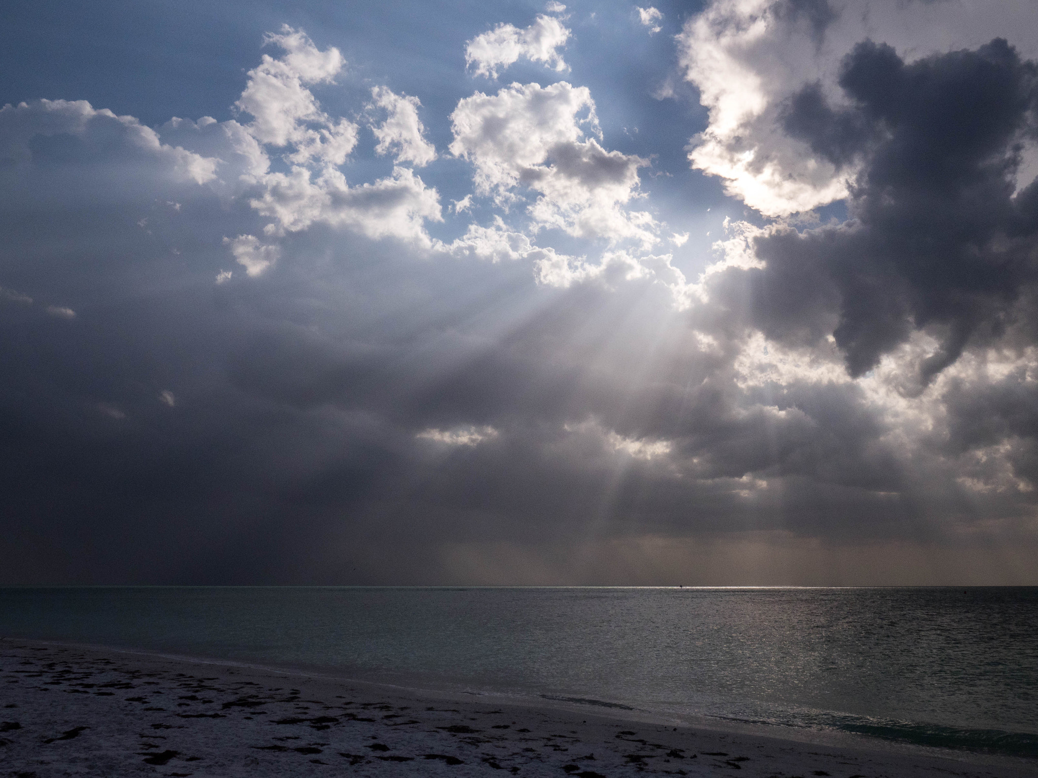 Olympus M.Zuiko Digital ED 7-14mm F2.8 PRO sample photo. Opposing light rays photography