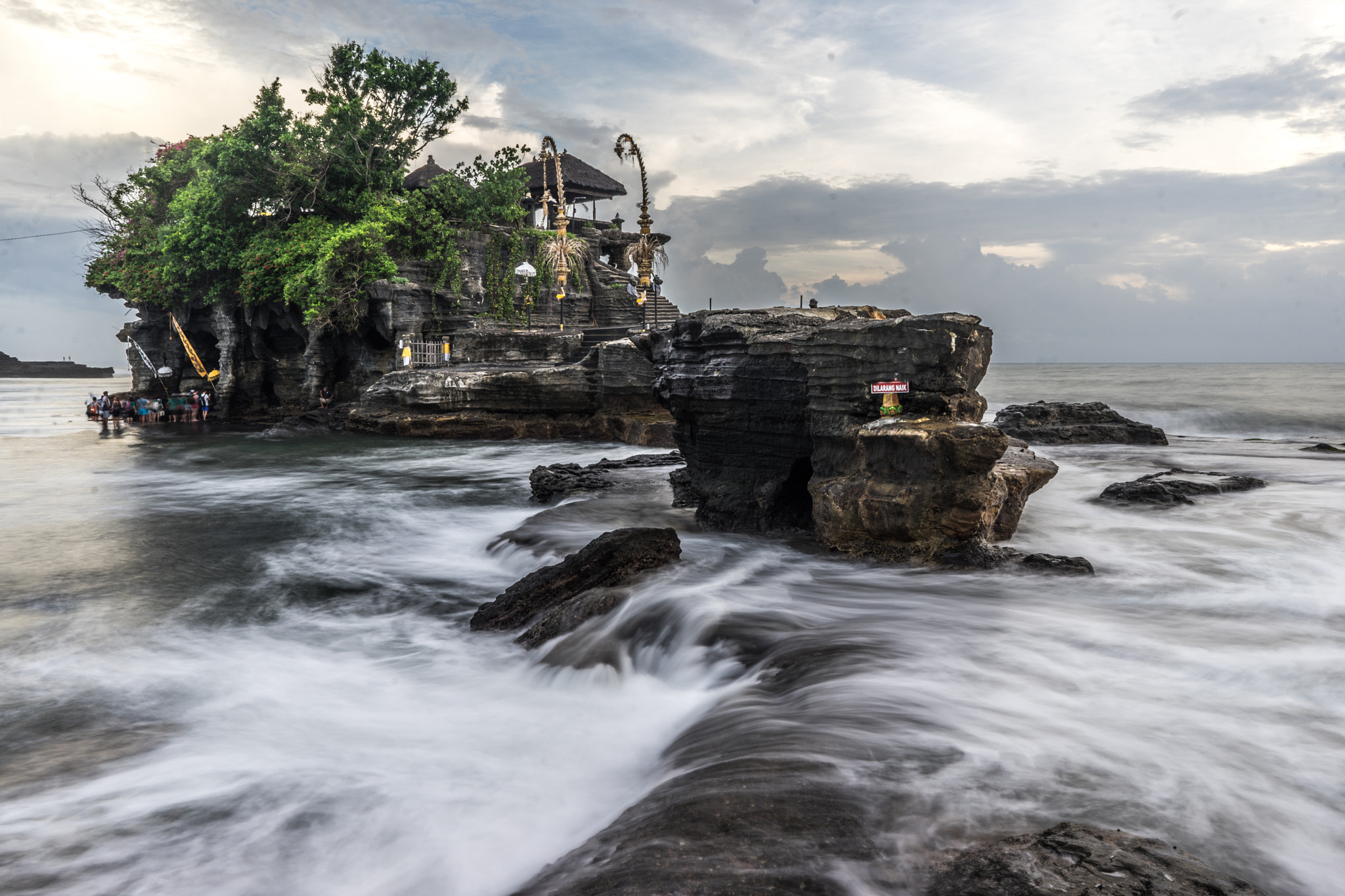 Sony a7 + Sony FE 28mm F2 sample photo. Waves at tanah lot photography