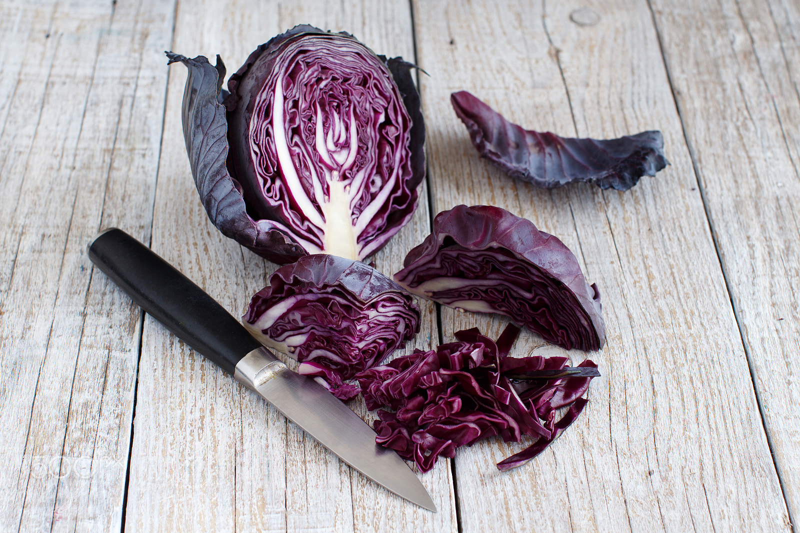 Canon EOS 650D (EOS Rebel T4i / EOS Kiss X6i) + Canon EF 50mm F1.2L USM sample photo. Red cabbage with a knife photography