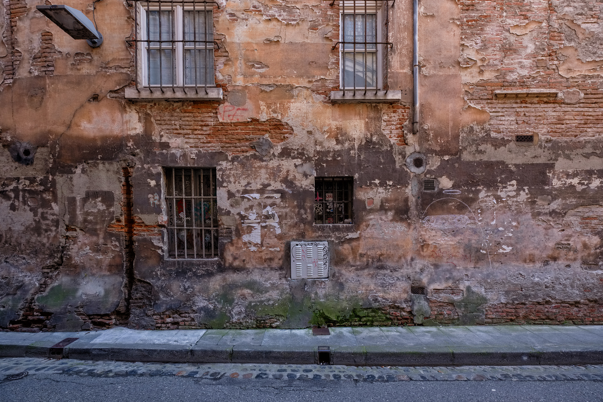 Fujifilm X-T2 sample photo. Decaying street facade photography