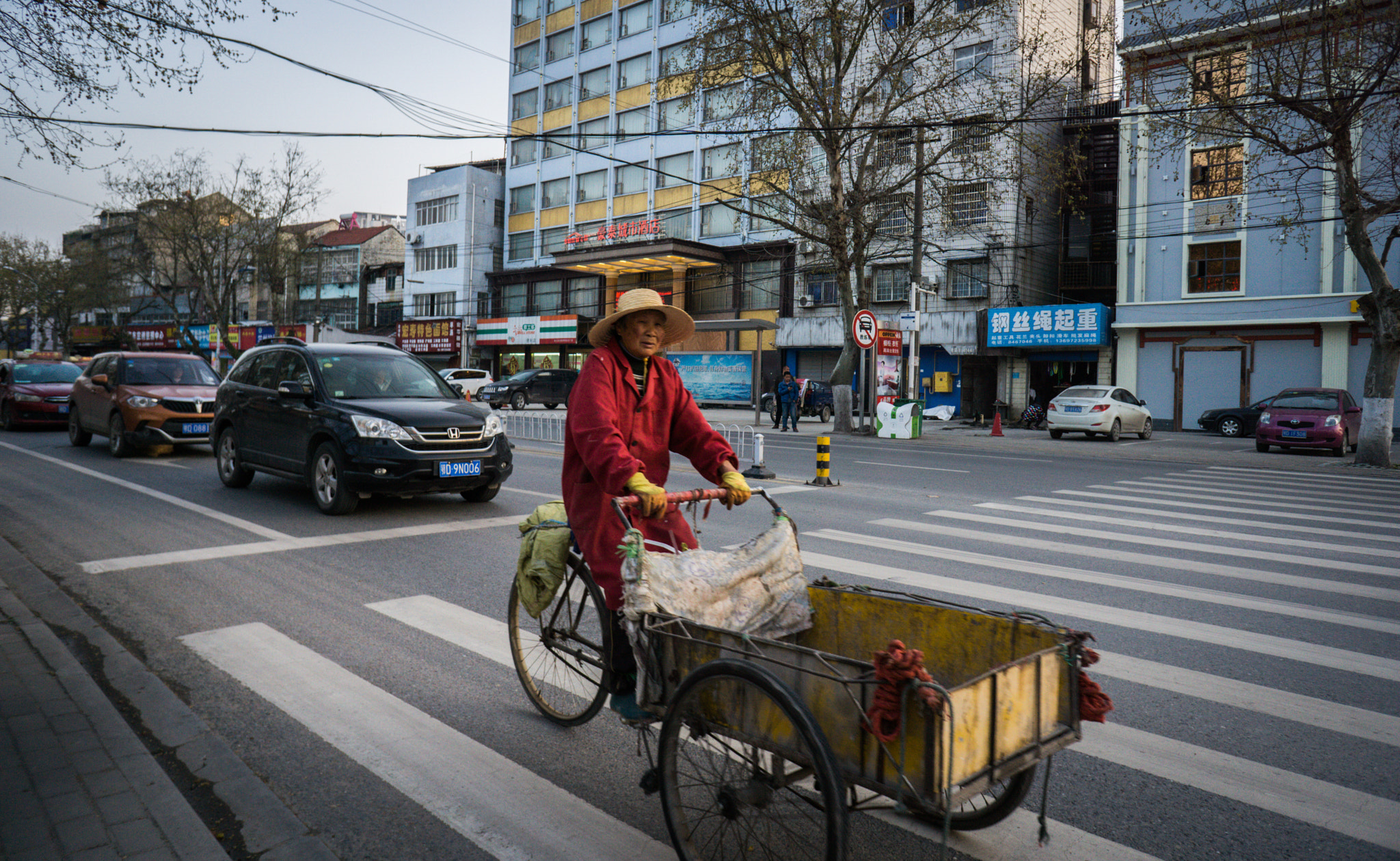 Sony a6000 + Sony E 16mm F2.8 sample photo. Pass by photography