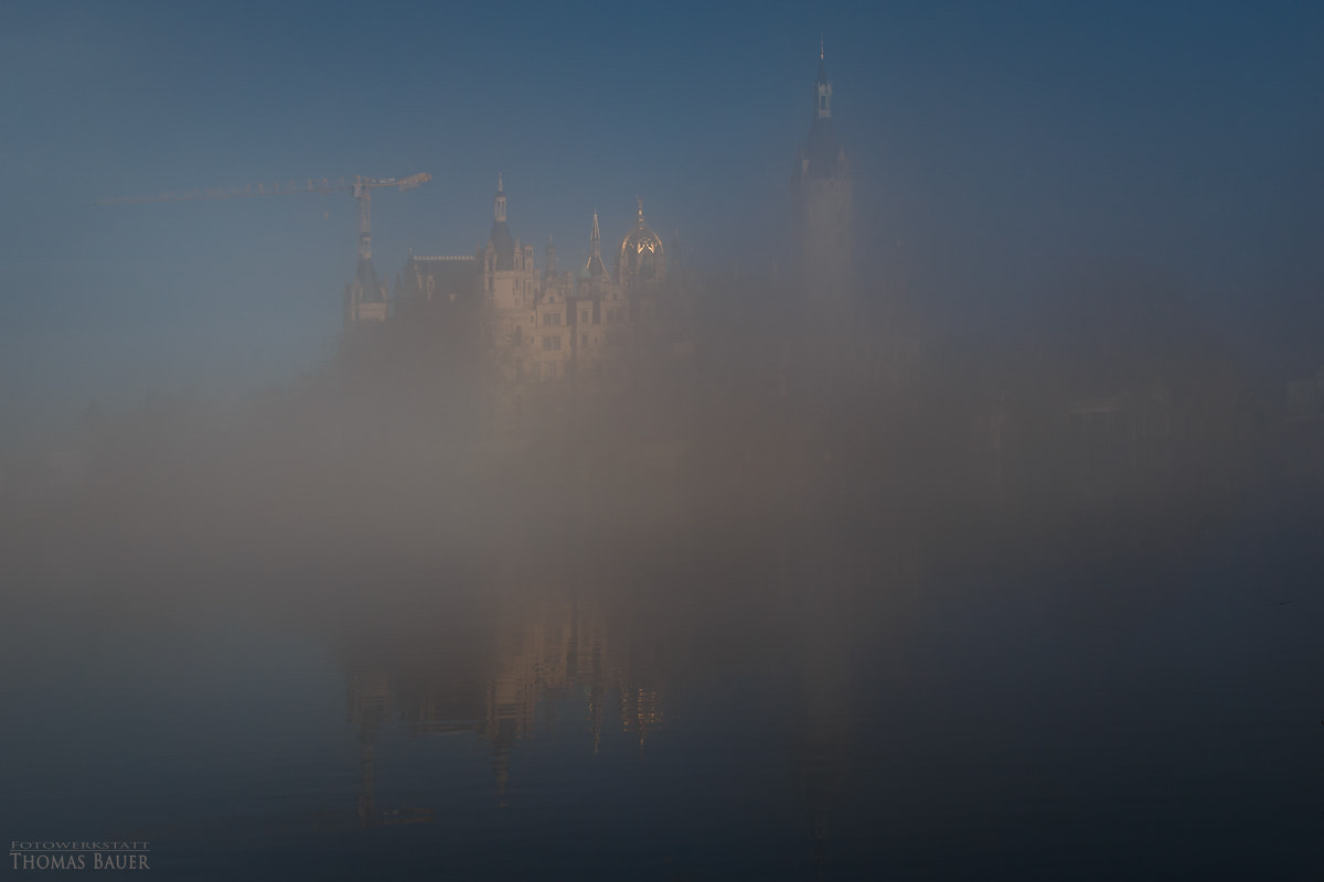 Canon EOS 70D + Tamron AF 18-270mm F3.5-6.3 Di II VC LD Aspherical (IF) MACRO sample photo. Schweriner schloss im nebel  -  castle schwerin on a foggy morning photography