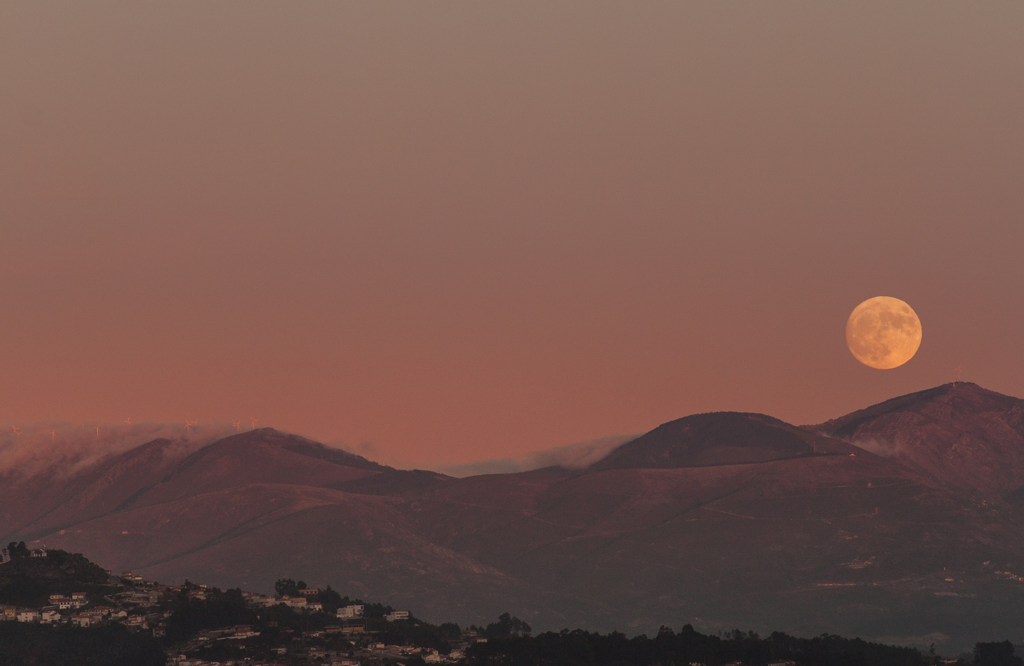 Canon EOS 500D (EOS Rebel T1i / EOS Kiss X3) + EF75-300mm f/4-5.6 sample photo. Super moon rise photography